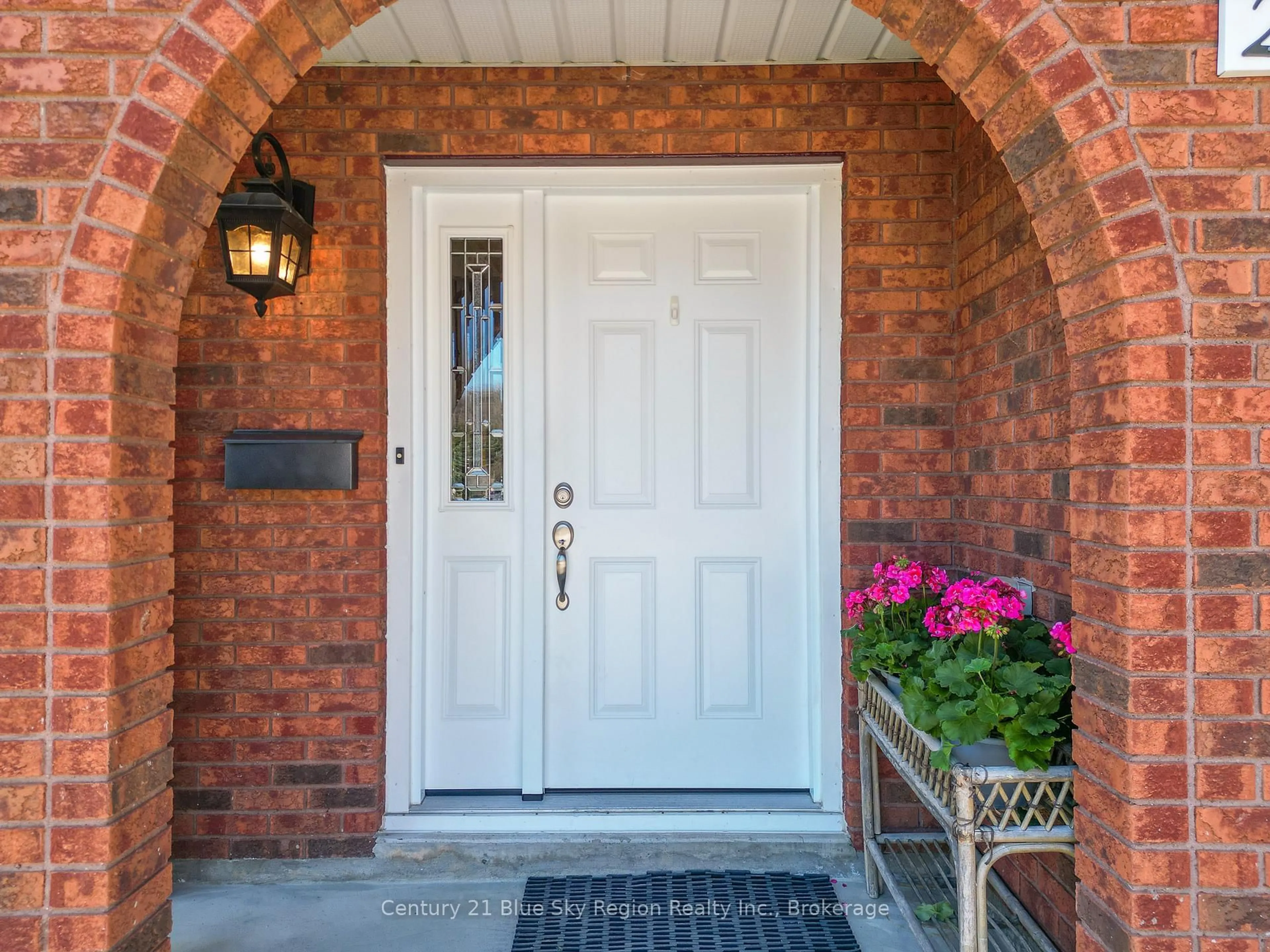 Indoor entryway for 24 Riddle Crt, North Bay Ontario P1B 8S6