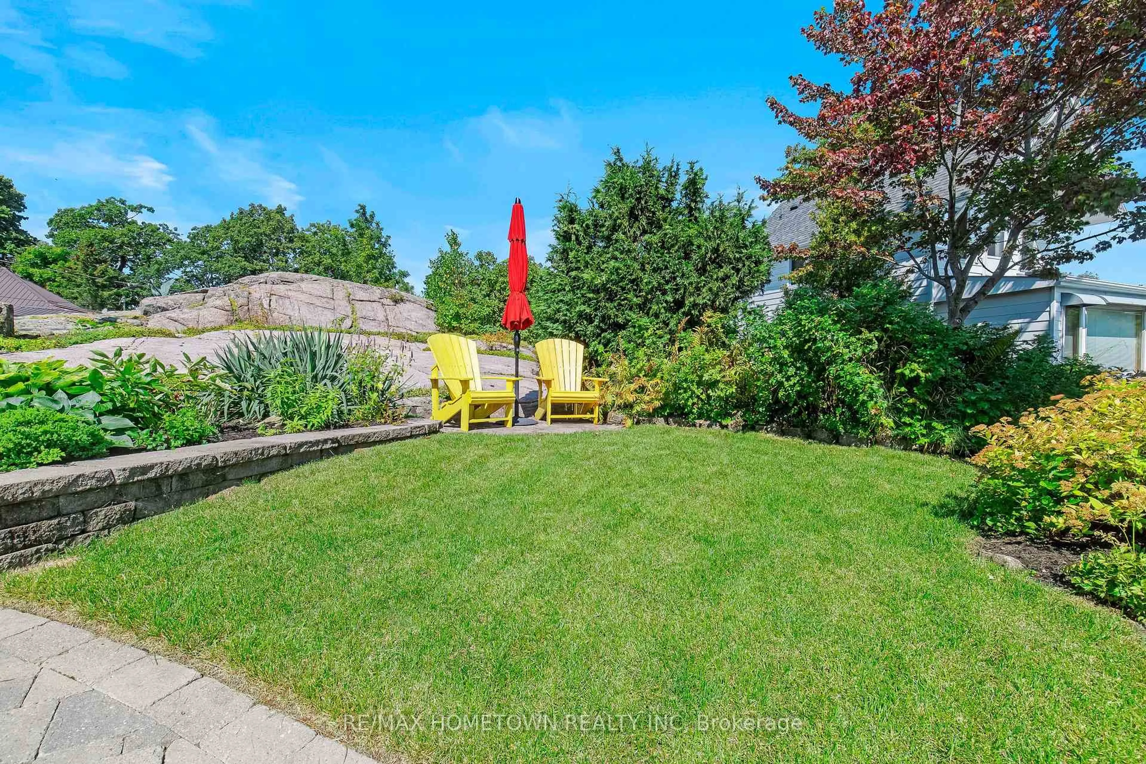 A pic from outside/outdoor area/front of a property/back of a property/a pic from drone, street for 9 BAYVIEW Rd, Brockville Ontario K6V 5S2