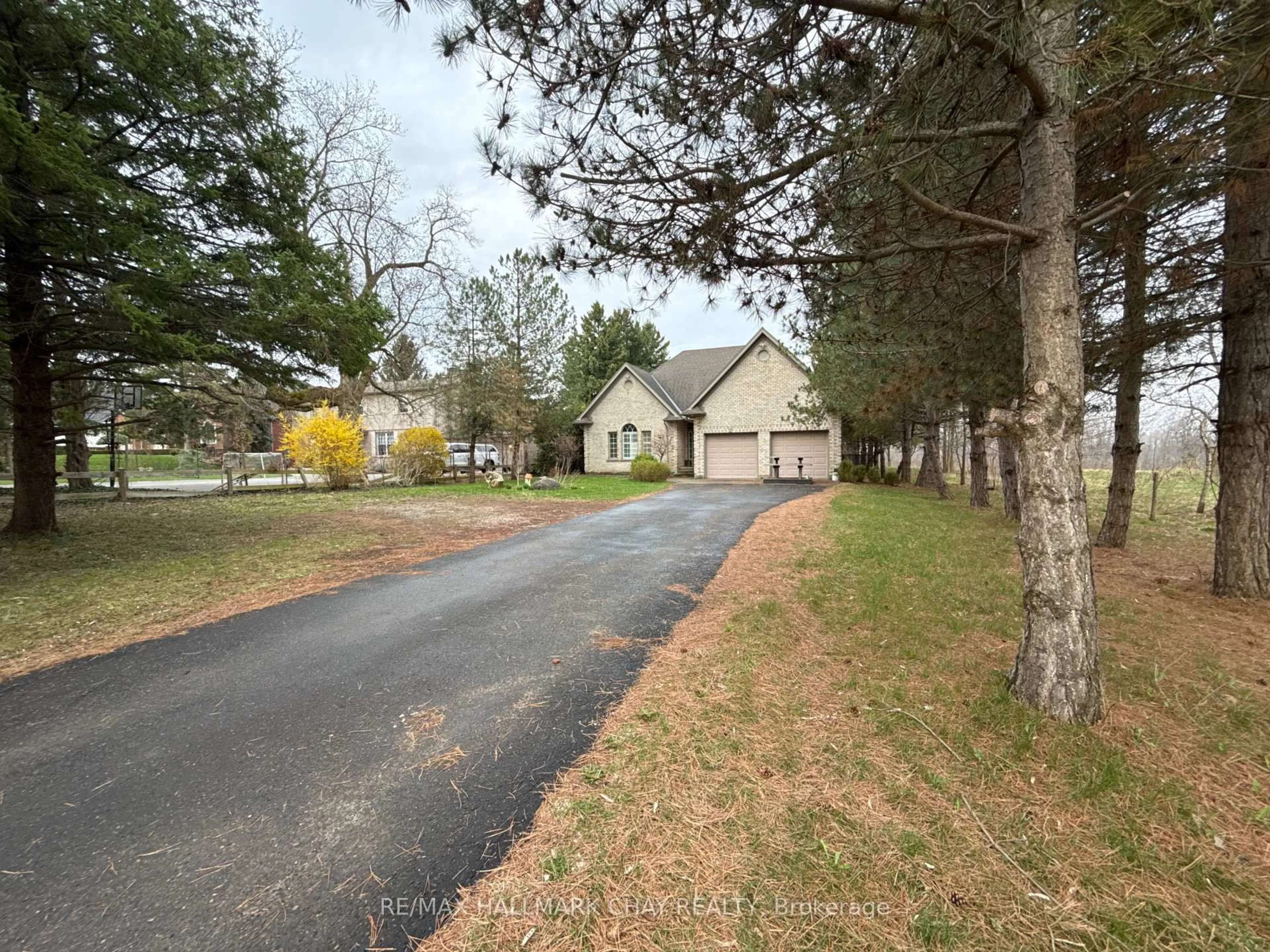 A pic from outside/outdoor area/front of a property/back of a property/a pic from drone, street for 1401 Westdel Bourne N/A, London South Ontario N6K 4R1