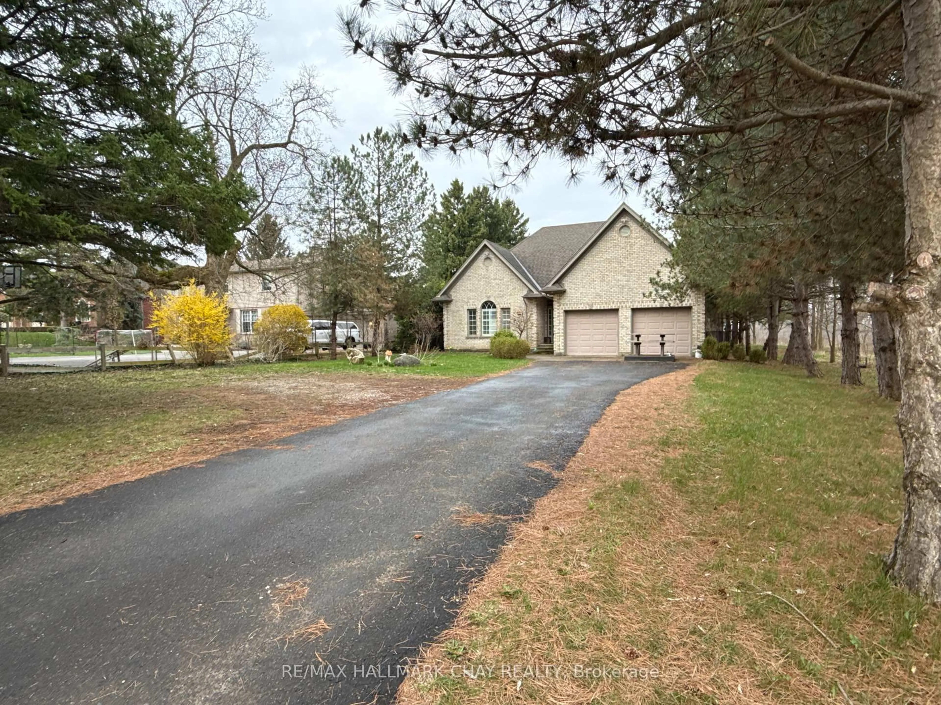 A pic from outside/outdoor area/front of a property/back of a property/a pic from drone, street for 1401 Westdel Bourne N/A, London South Ontario N6K 4R1