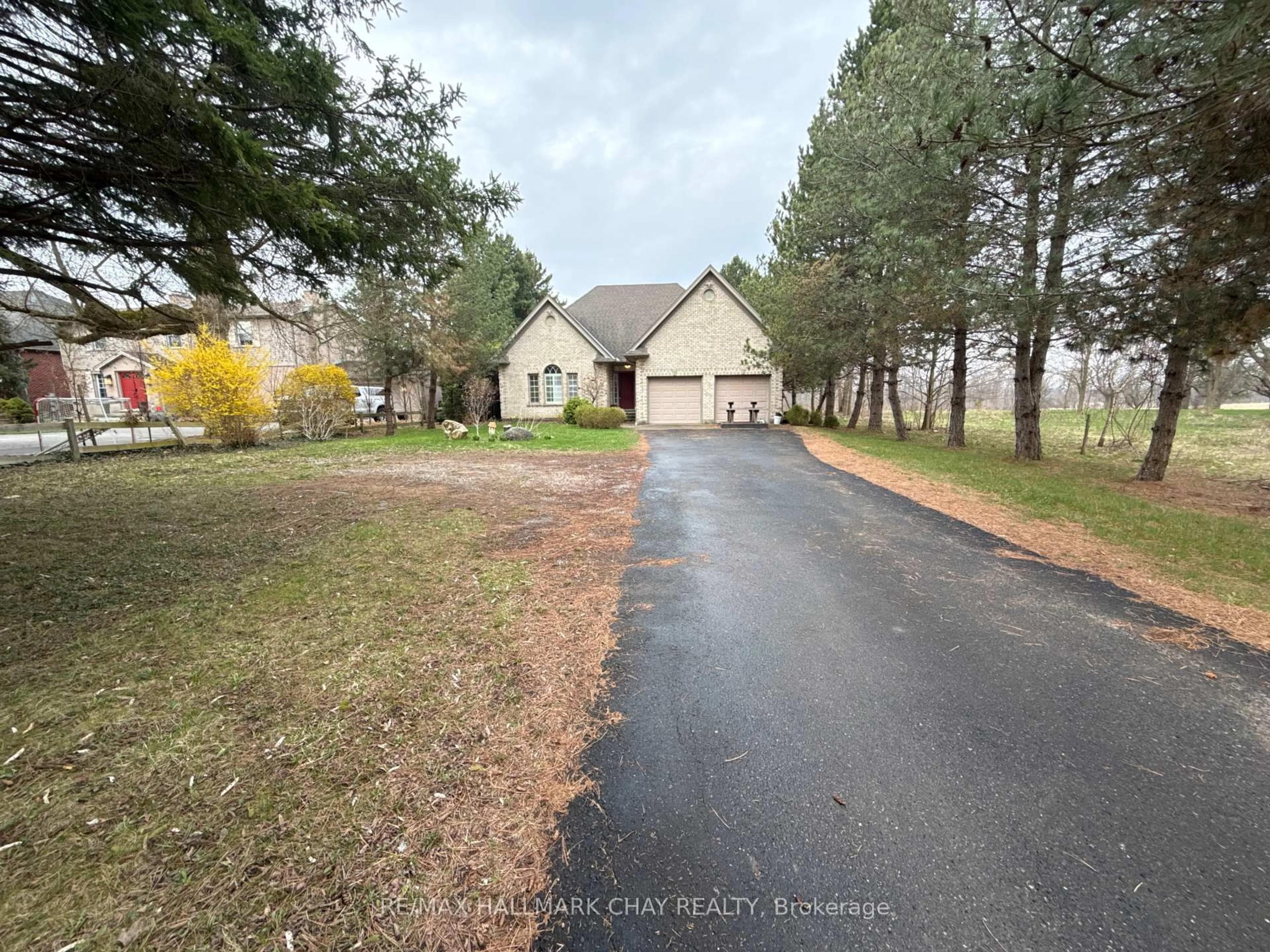 A pic from outside/outdoor area/front of a property/back of a property/a pic from drone, street for 1401 Westdel Bourne N/A, London South Ontario N6K 4R1
