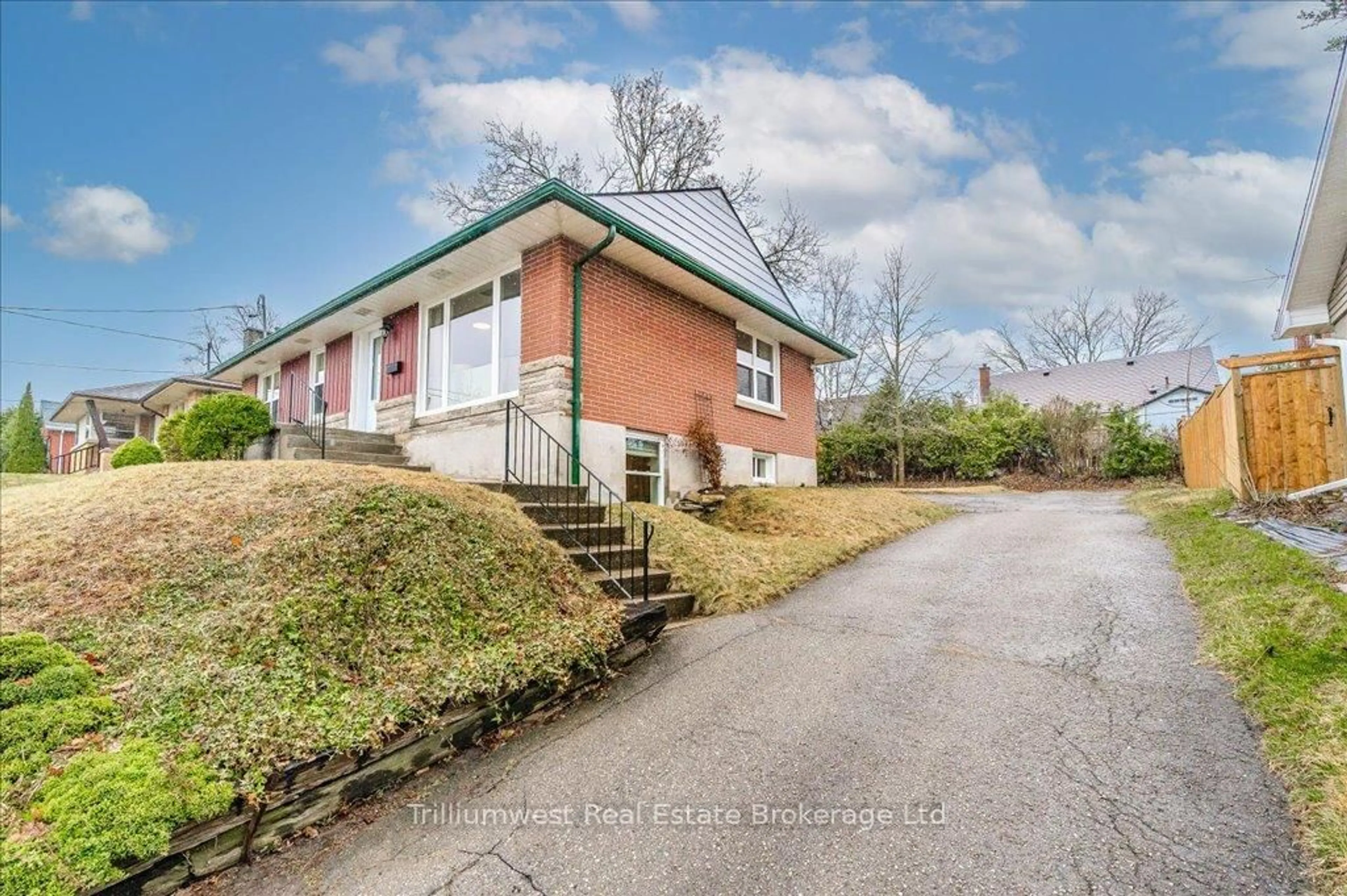 A pic from outside/outdoor area/front of a property/back of a property/a pic from drone, street for 36 Rosewood Ave, Guelph Ontario N1H 5Z9