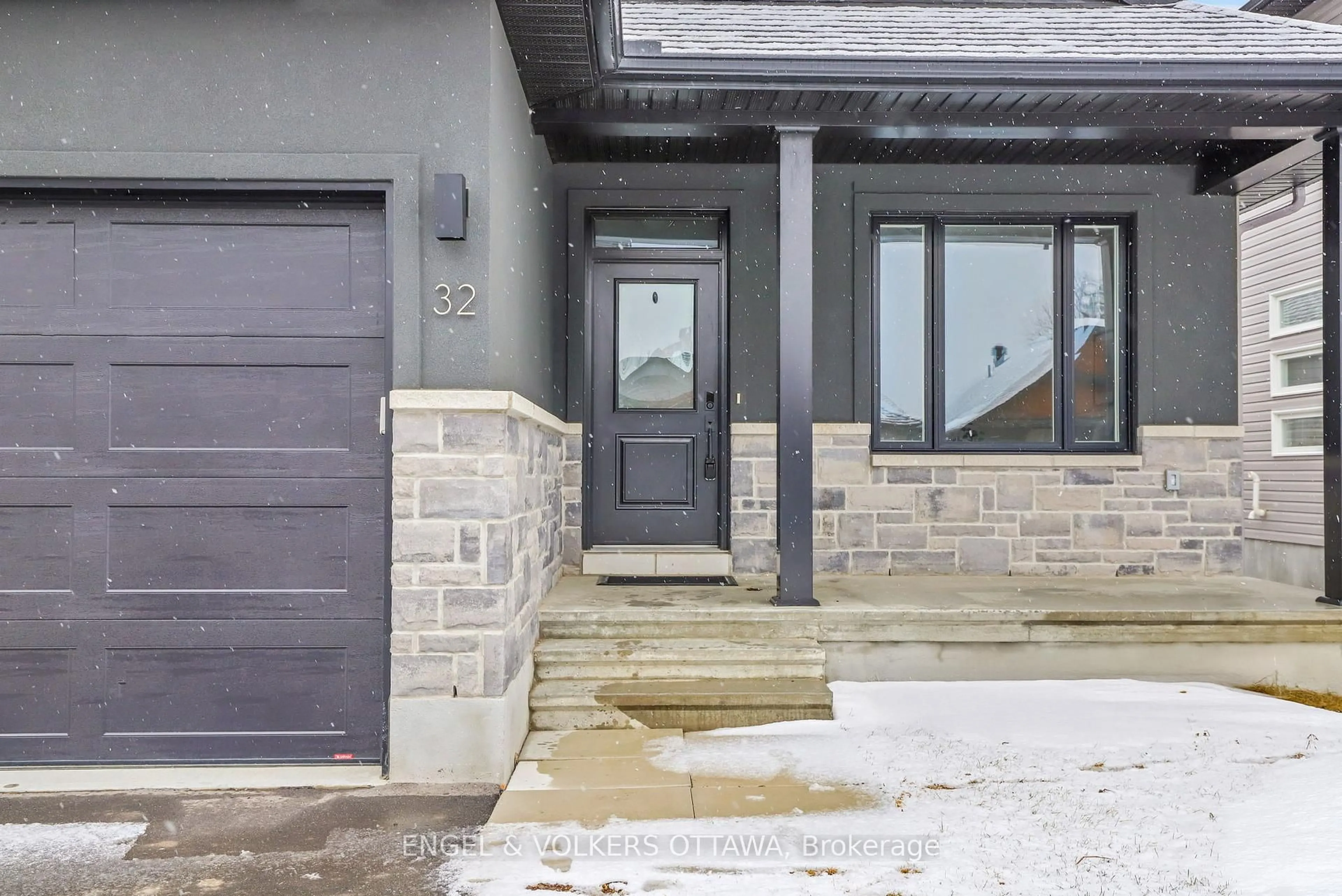 Indoor entryway for 32 Seabert Dr, Arnprior Ontario K7S 3N2