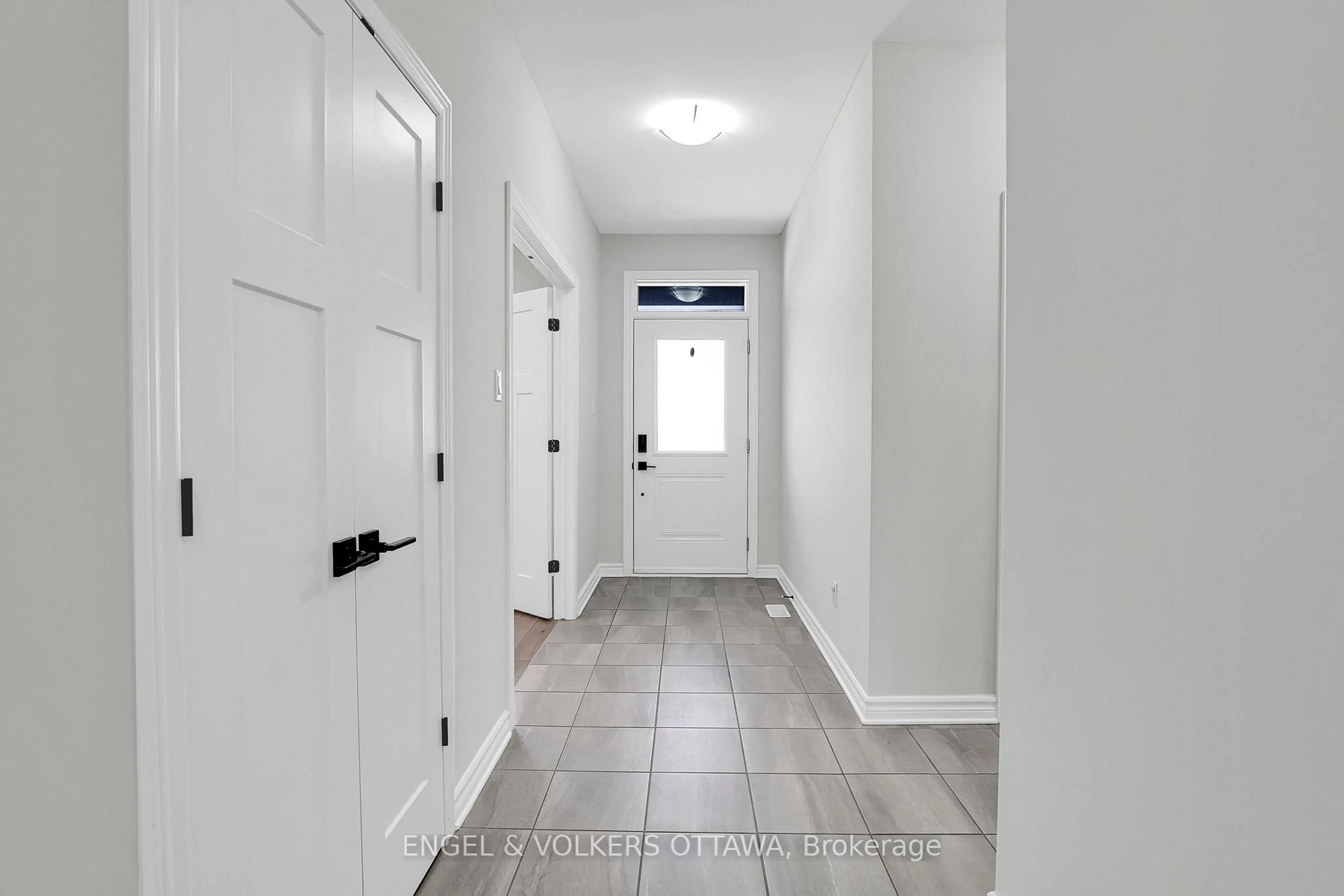 Indoor entryway for 32 Seabert Dr, Arnprior Ontario K7S 3N2