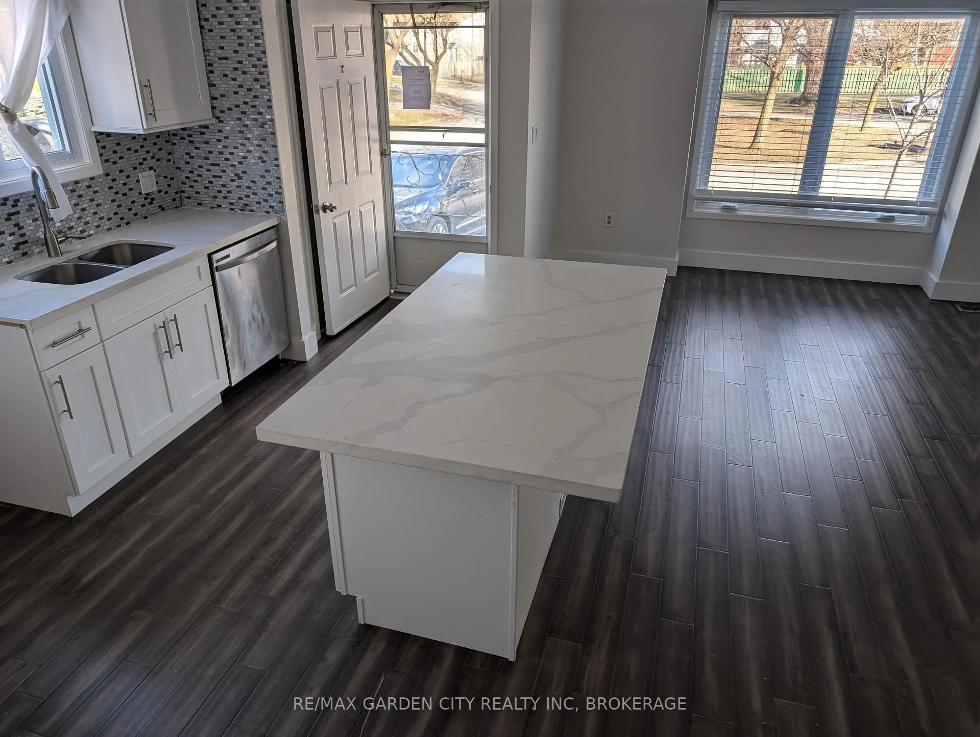 Open concept kitchen, unknown for 19 CECELIA Crt, St. Catharines Ontario L2M 7R7