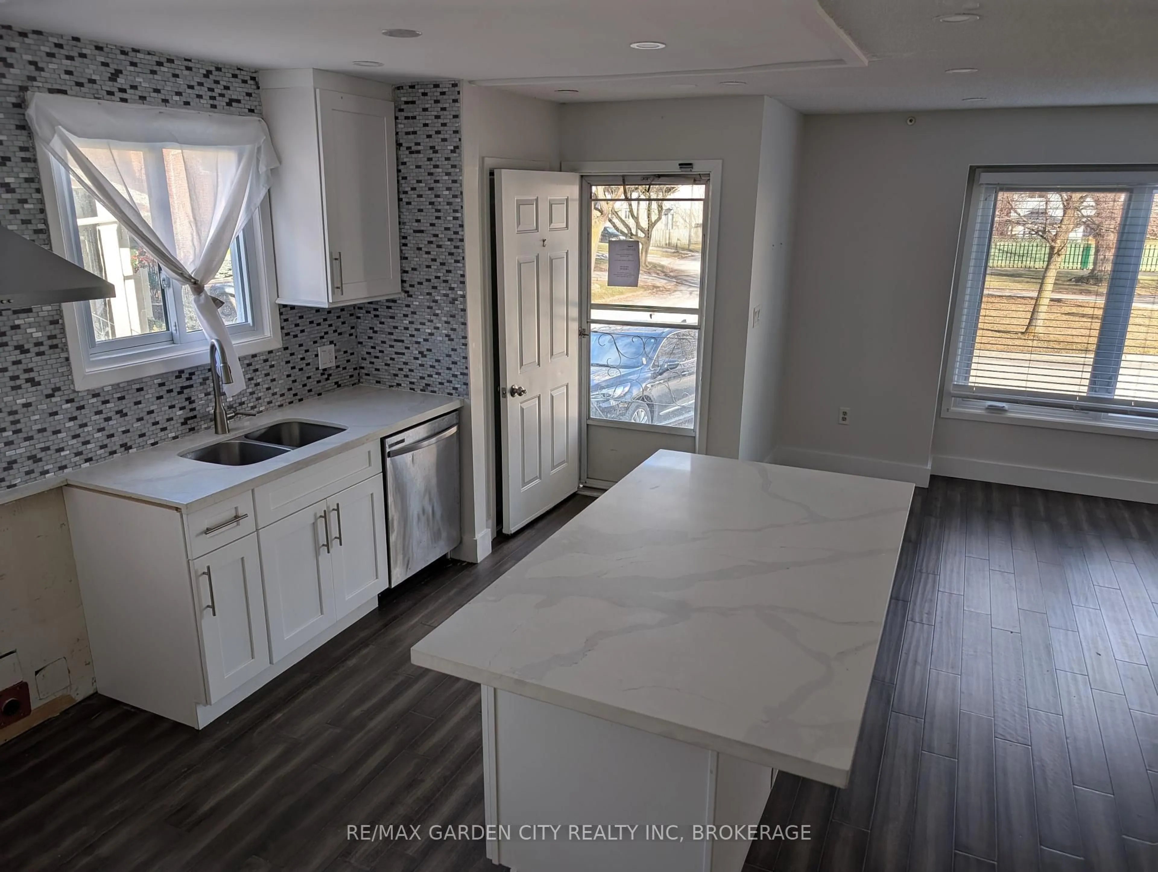 Open concept kitchen, ceramic/tile floor for 19 CECELIA Crt, St. Catharines Ontario L2M 7R7