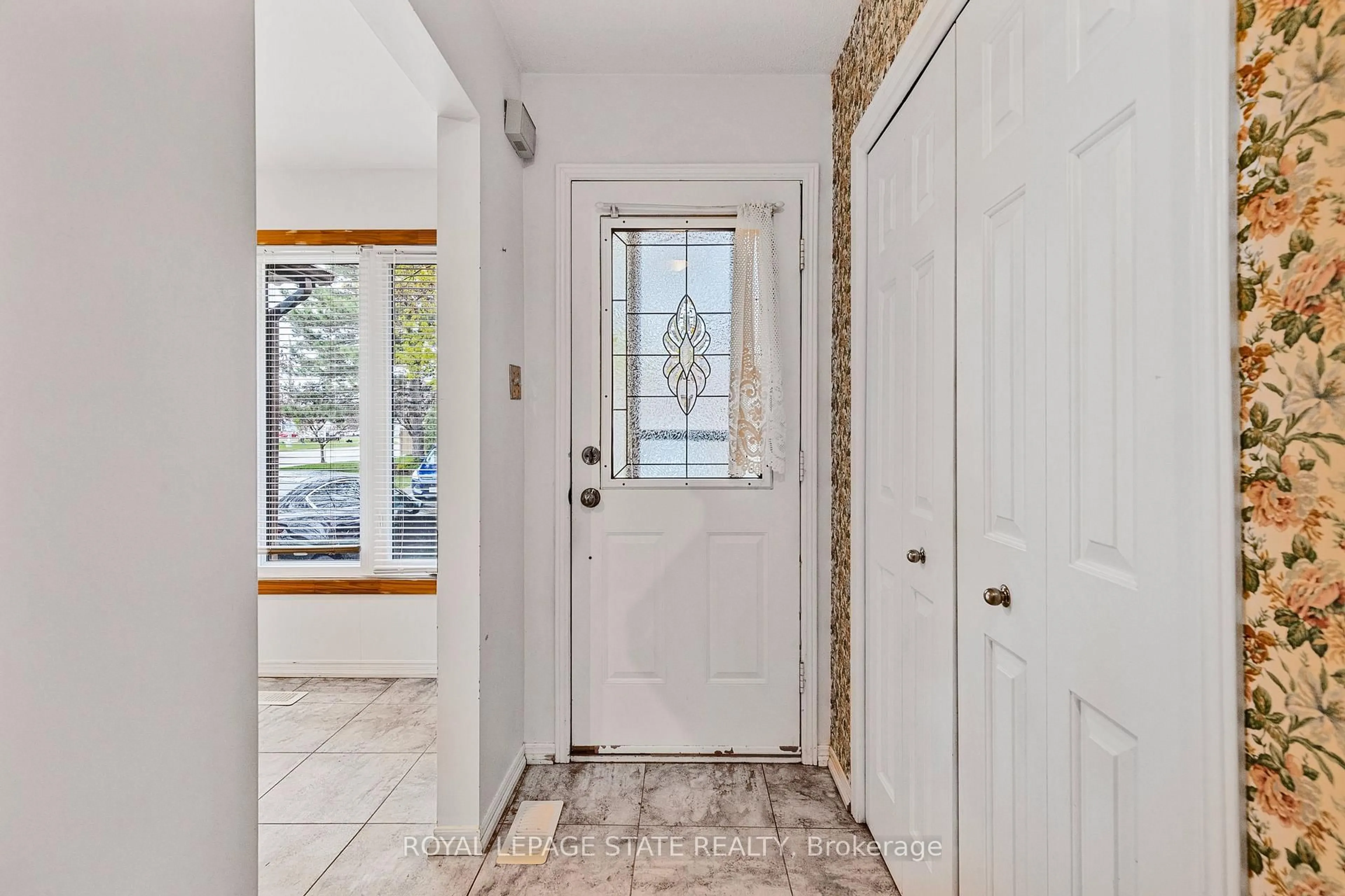 Indoor entryway for 618 Barton St #21, Hamilton Ontario L8E 4X3
