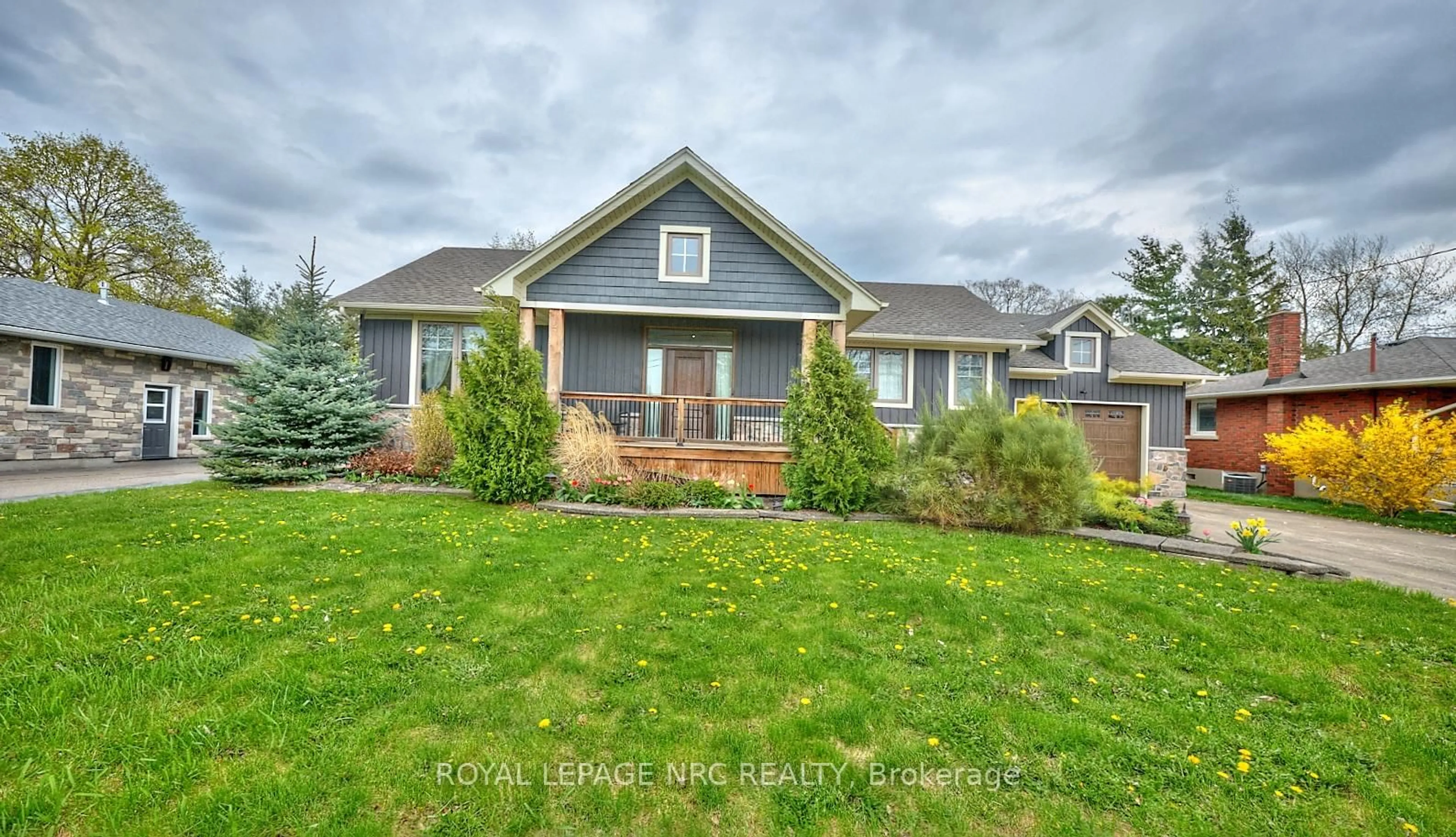 Home with vinyl exterior material, unknown for 20 Henry St, Niagara-on-the-Lake Ontario L0S 1T0