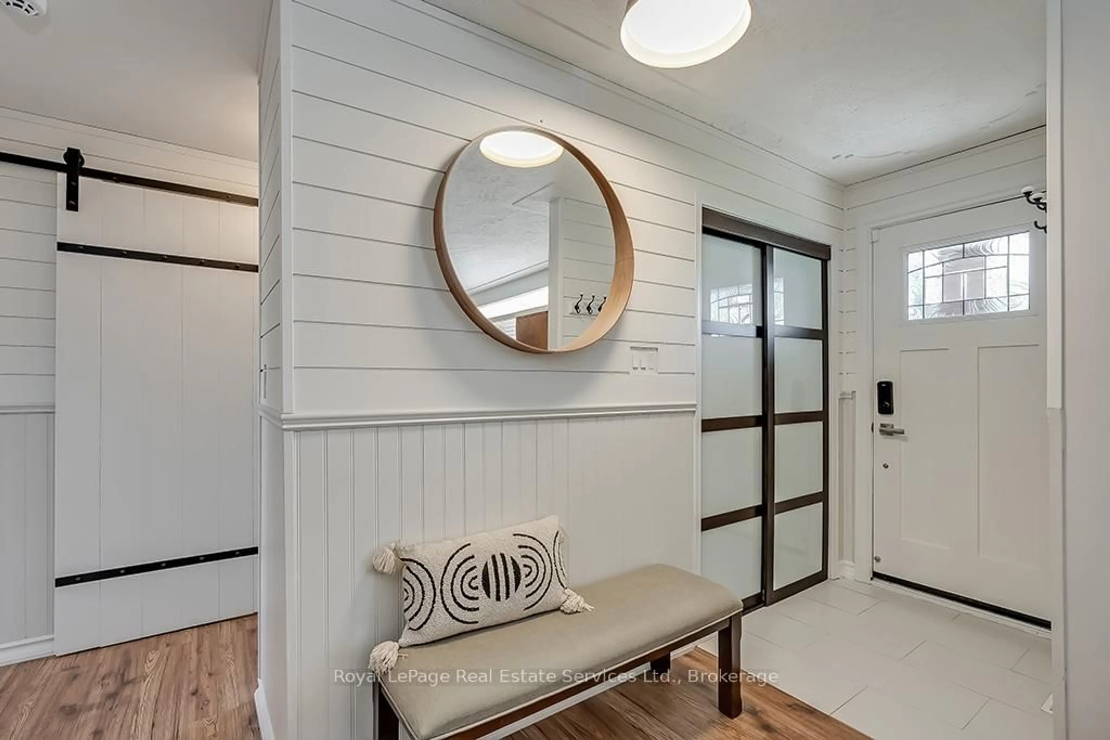 Indoor entryway for 23 Lorne Ave, Hamilton Ontario L9G 2X6