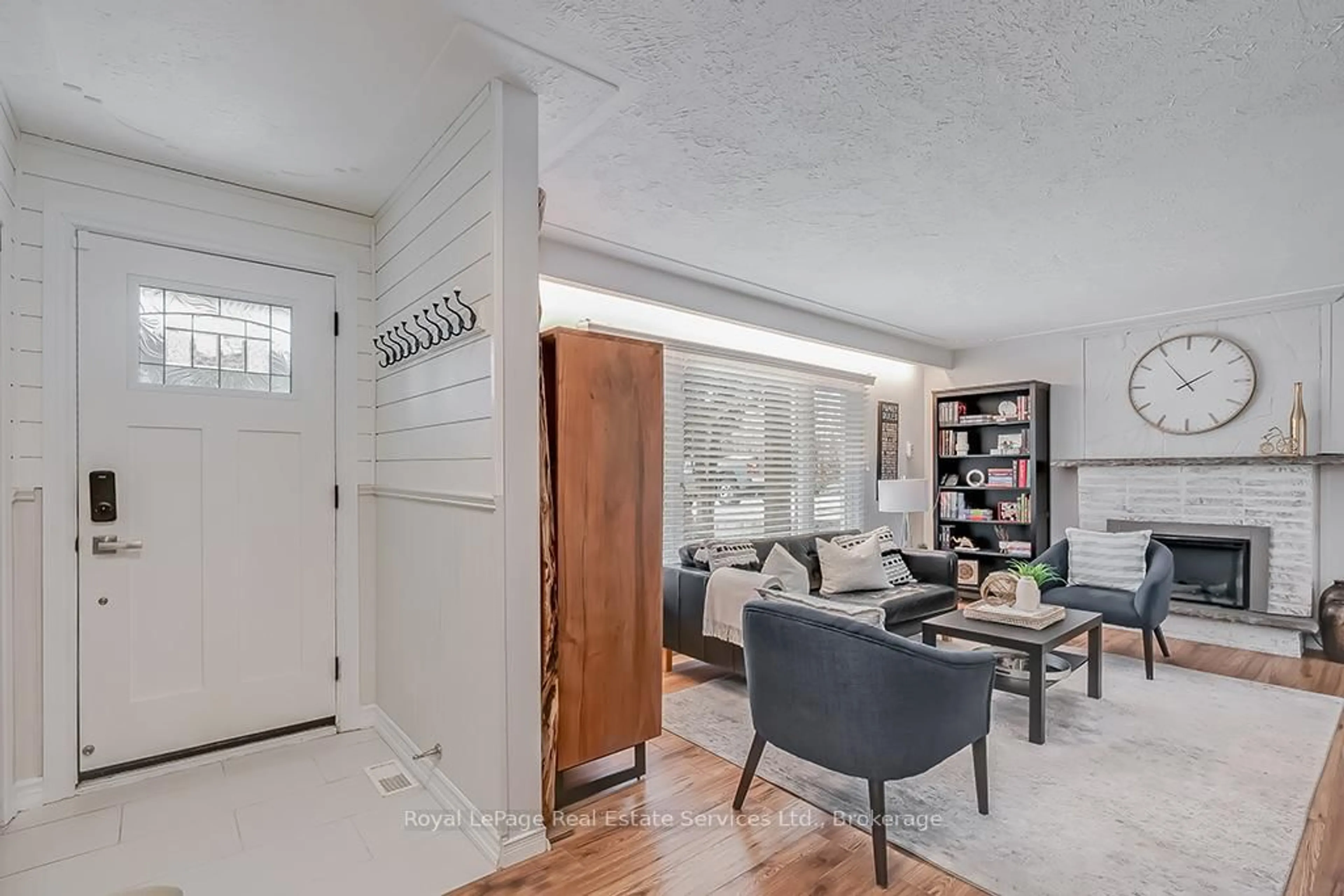 Indoor entryway for 23 Lorne Ave, Hamilton Ontario L9G 2X6