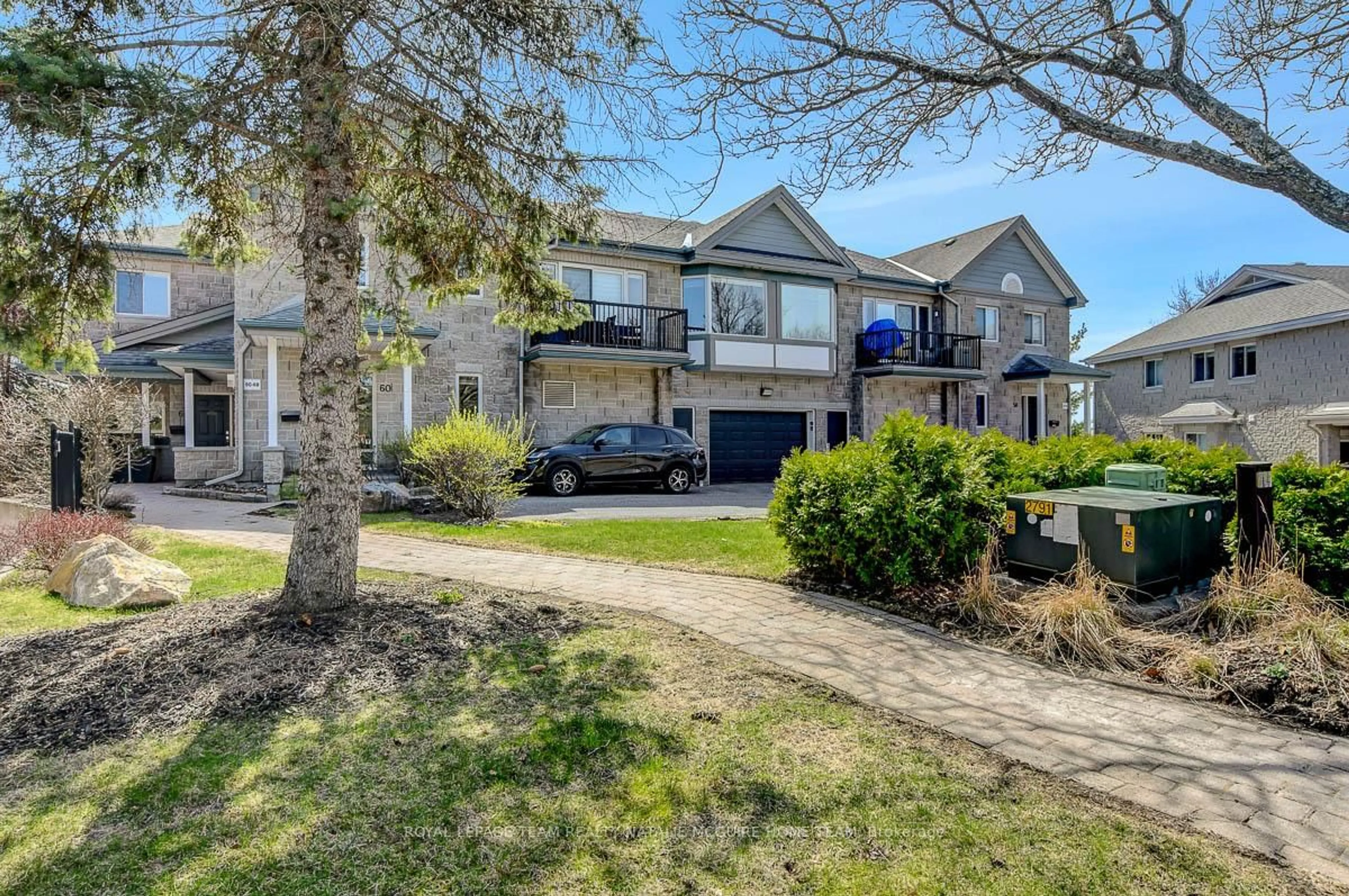 A pic from outside/outdoor area/front of a property/back of a property/a pic from drone, street for 52 ROBSON Crt, Ottawa Ontario K2K 2W1