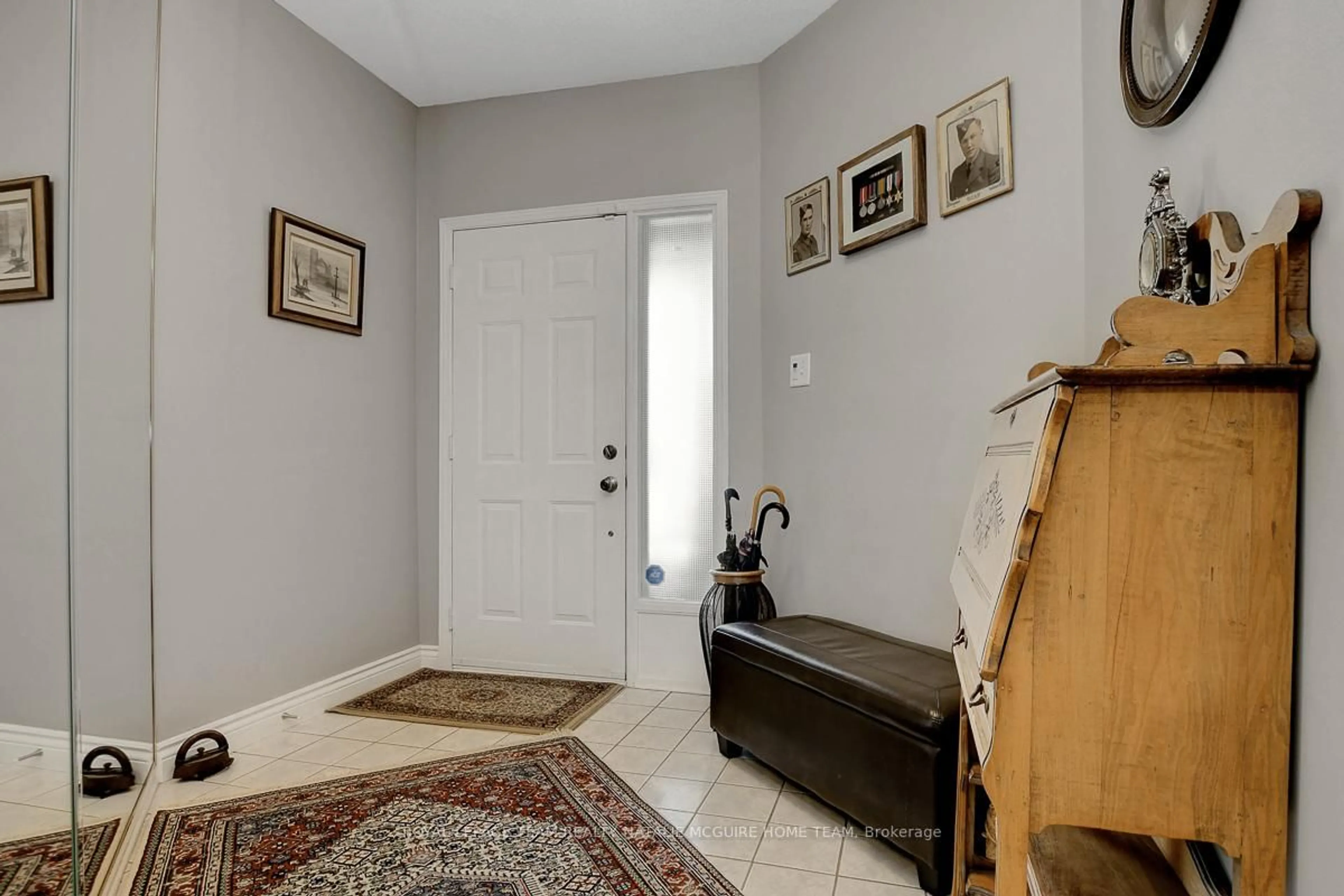 Indoor entryway for 52 ROBSON Crt, Ottawa Ontario K2K 2W1