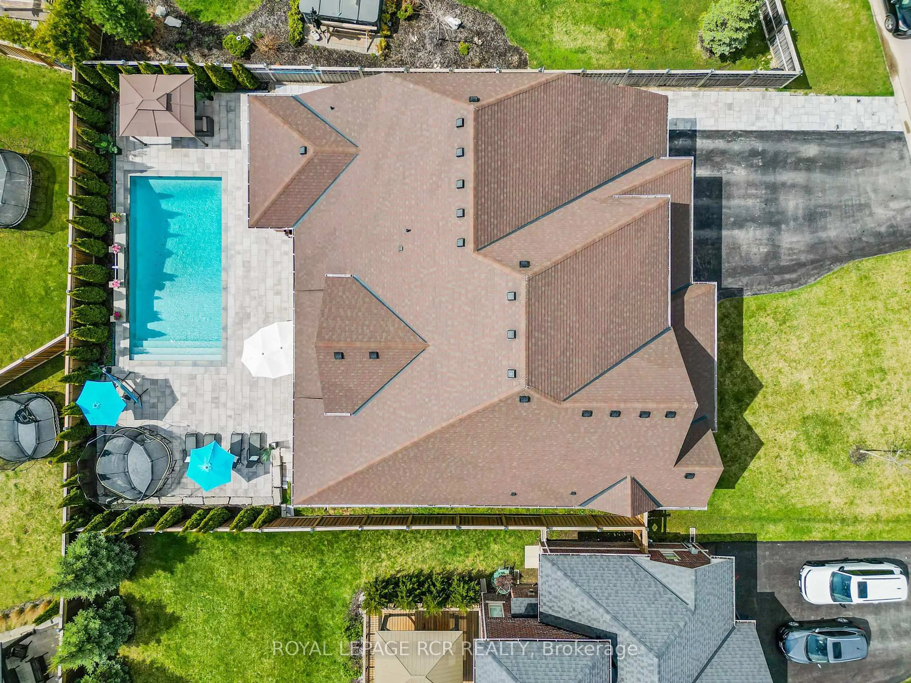 A pic from outside/outdoor area/front of a property/back of a property/a pic from drone, unknown for 19 Skelton St, Mono Ontario L9W 6W9