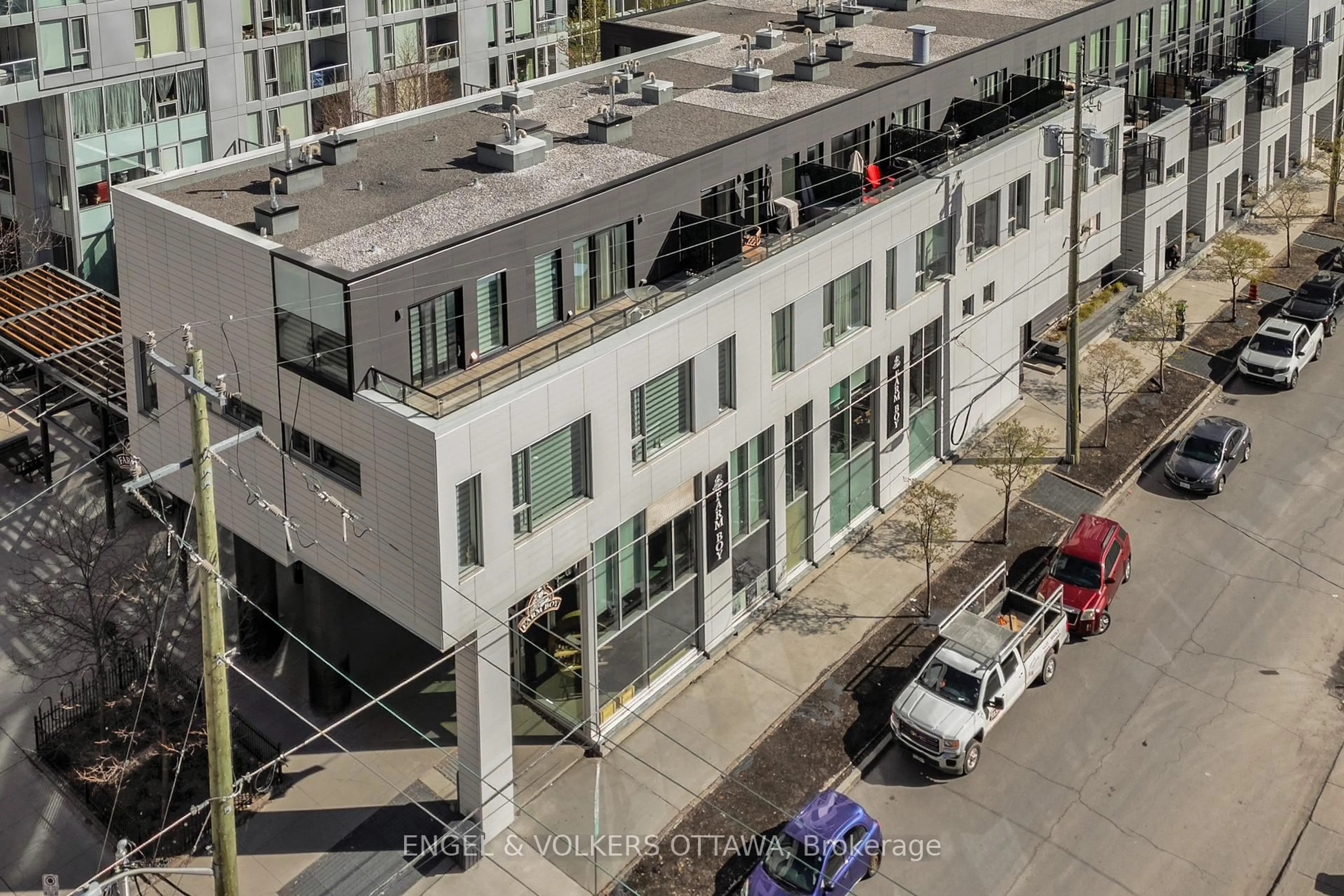 A pic from outside/outdoor area/front of a property/back of a property/a pic from drone, city buildings view from balcony for 197 Lisgar St #218, Ottawa Ontario K2P 0C3