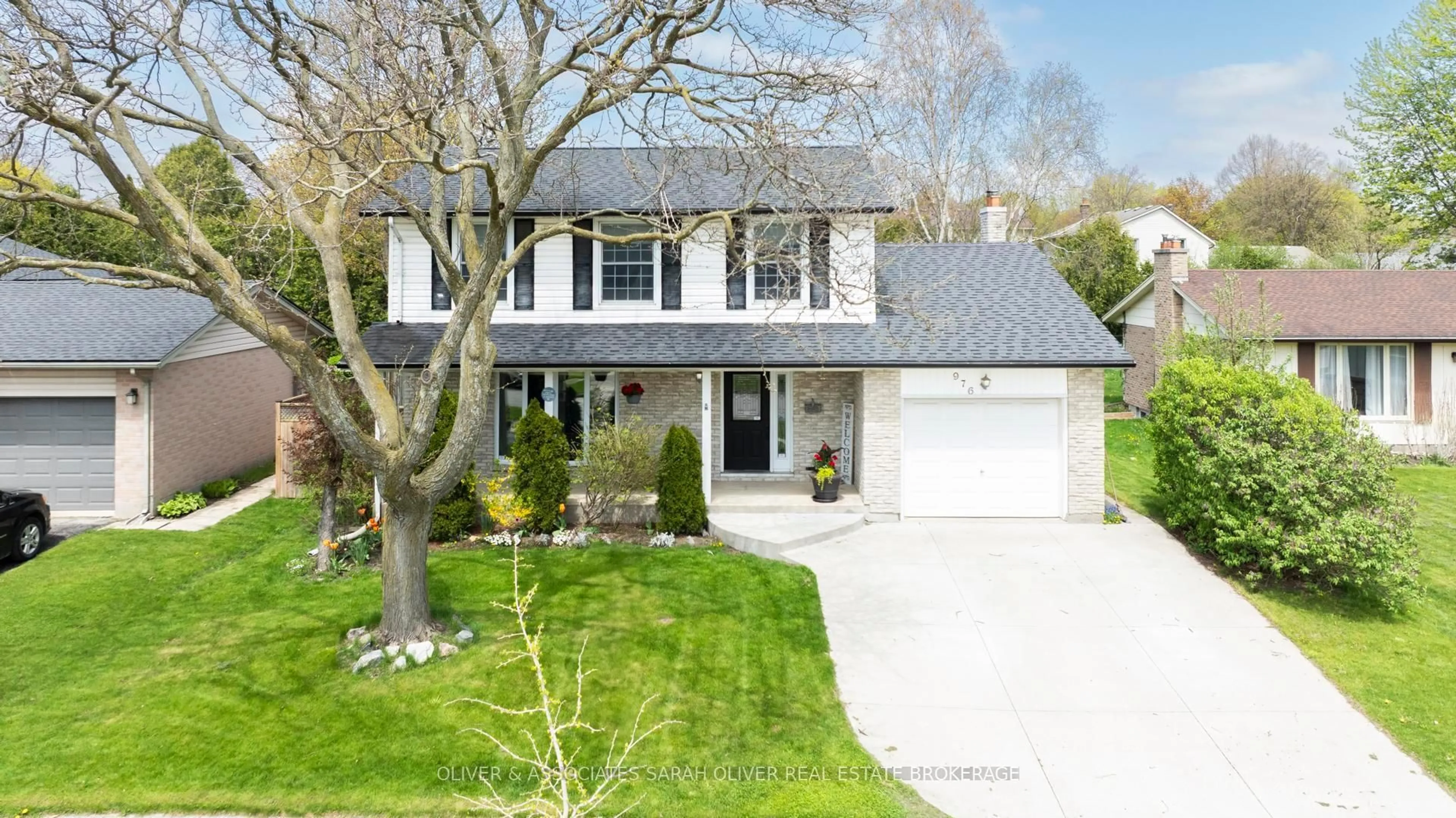 Home with vinyl exterior material, street for 976 Farnham Rd, London South Ontario N6K 1S1