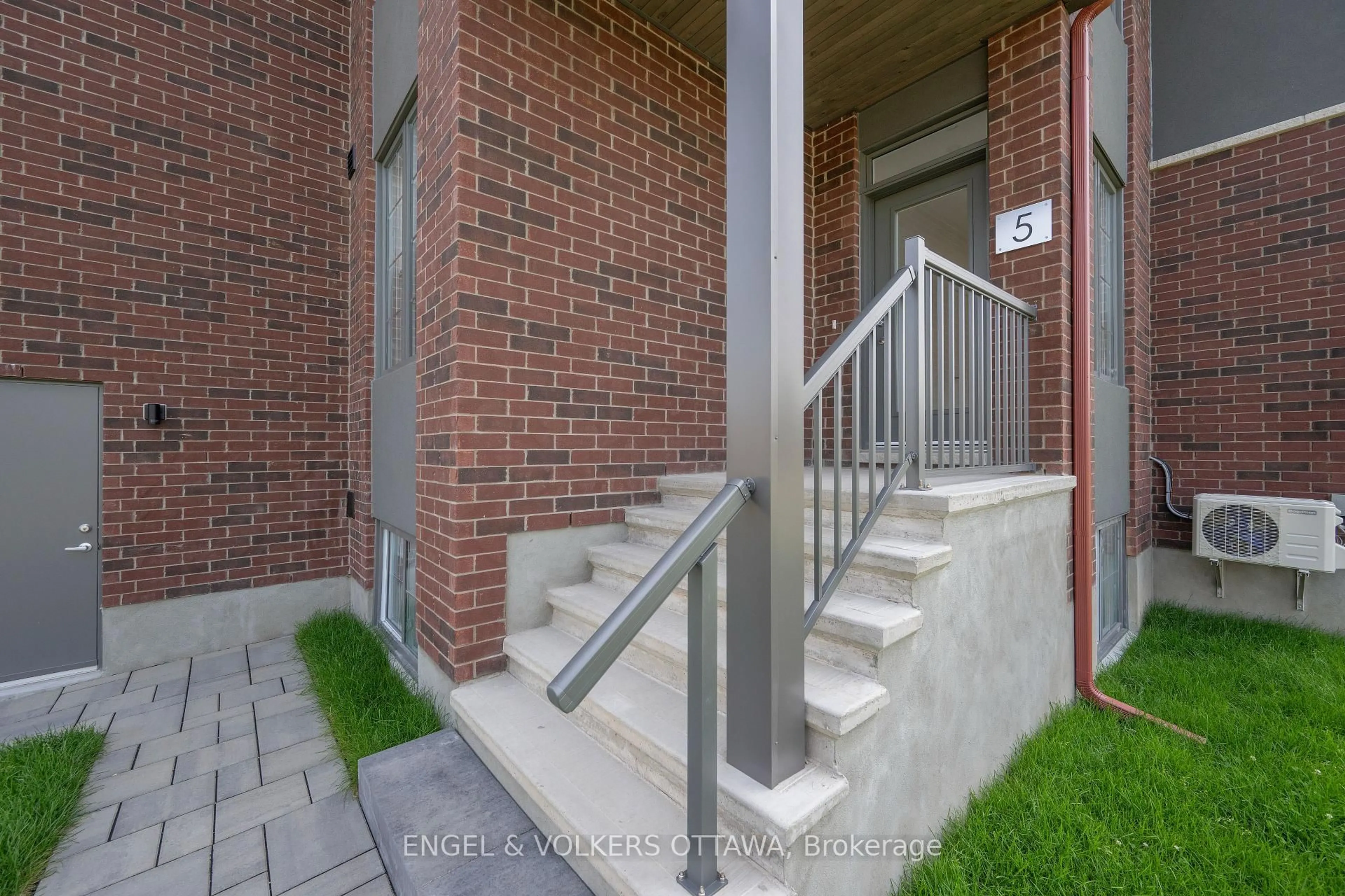 Unknown for 5 Winlock Cres, Ottawa Ontario K2G 3X5