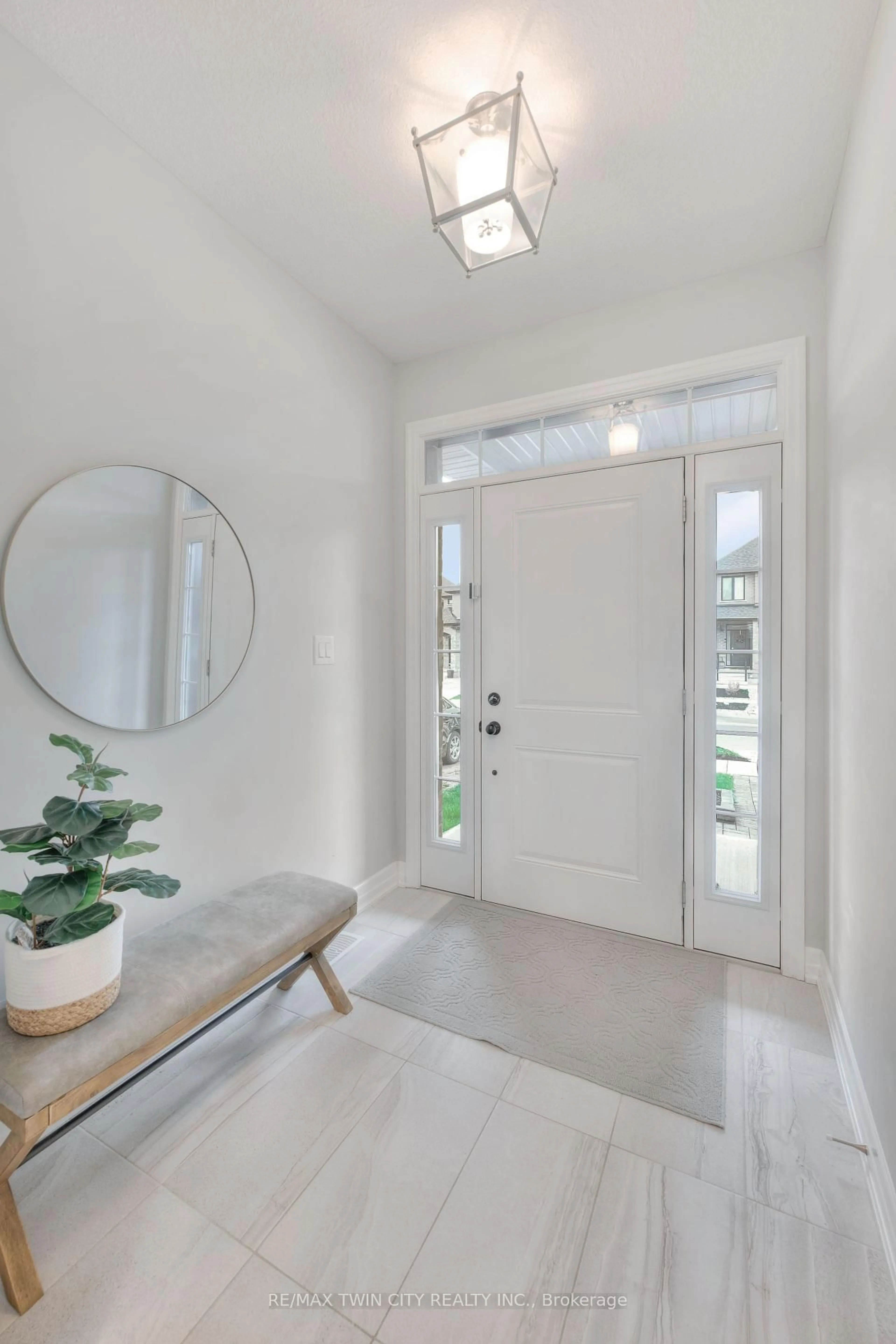Indoor entryway for 7 Pondcliffe Dr, Kitchener Ontario N2R 0M1