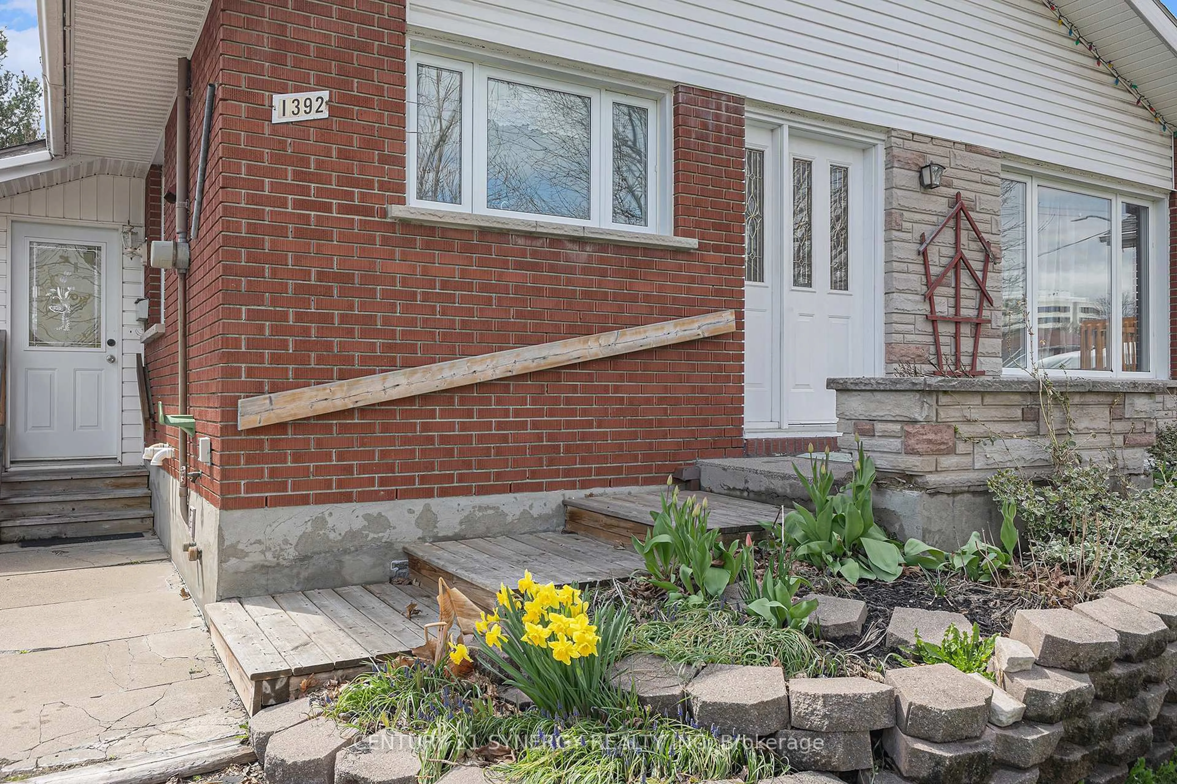 Home with brick exterior material, street for 1392 Aurele St, Ottawa Ontario K1B 3L3