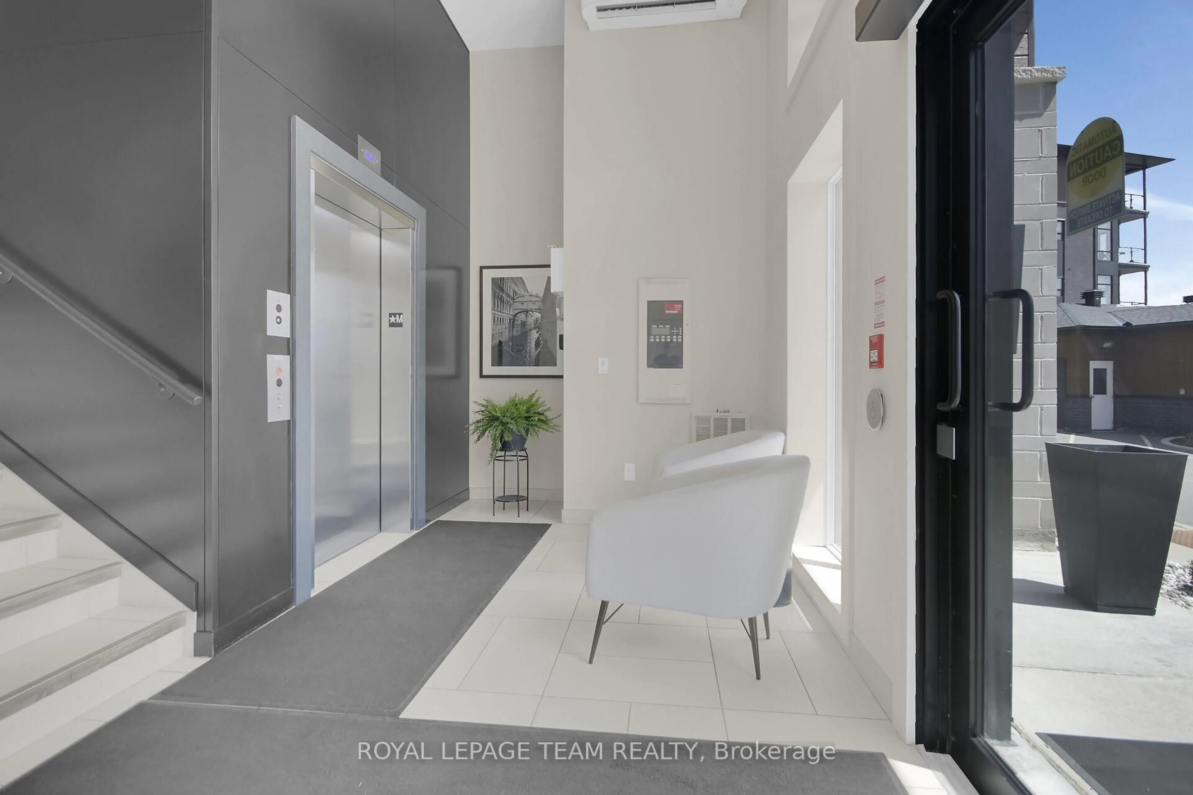 Indoor foyer for 110 Cortile Private N/A #201, Ottawa Ontario K1V 2S8