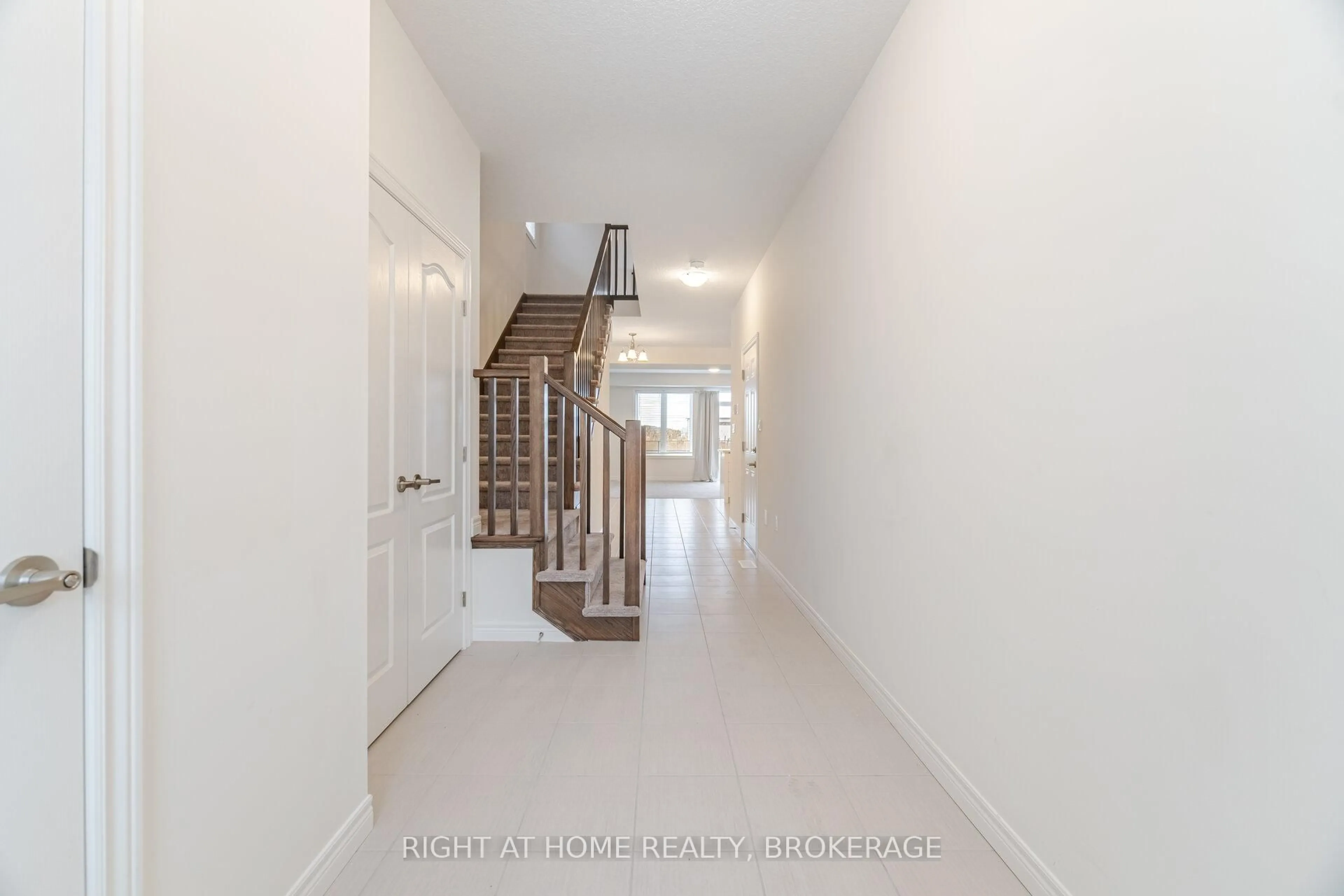 Indoor entryway for 30 Zoe Lane, Hamilton Ontario L0R 1C0