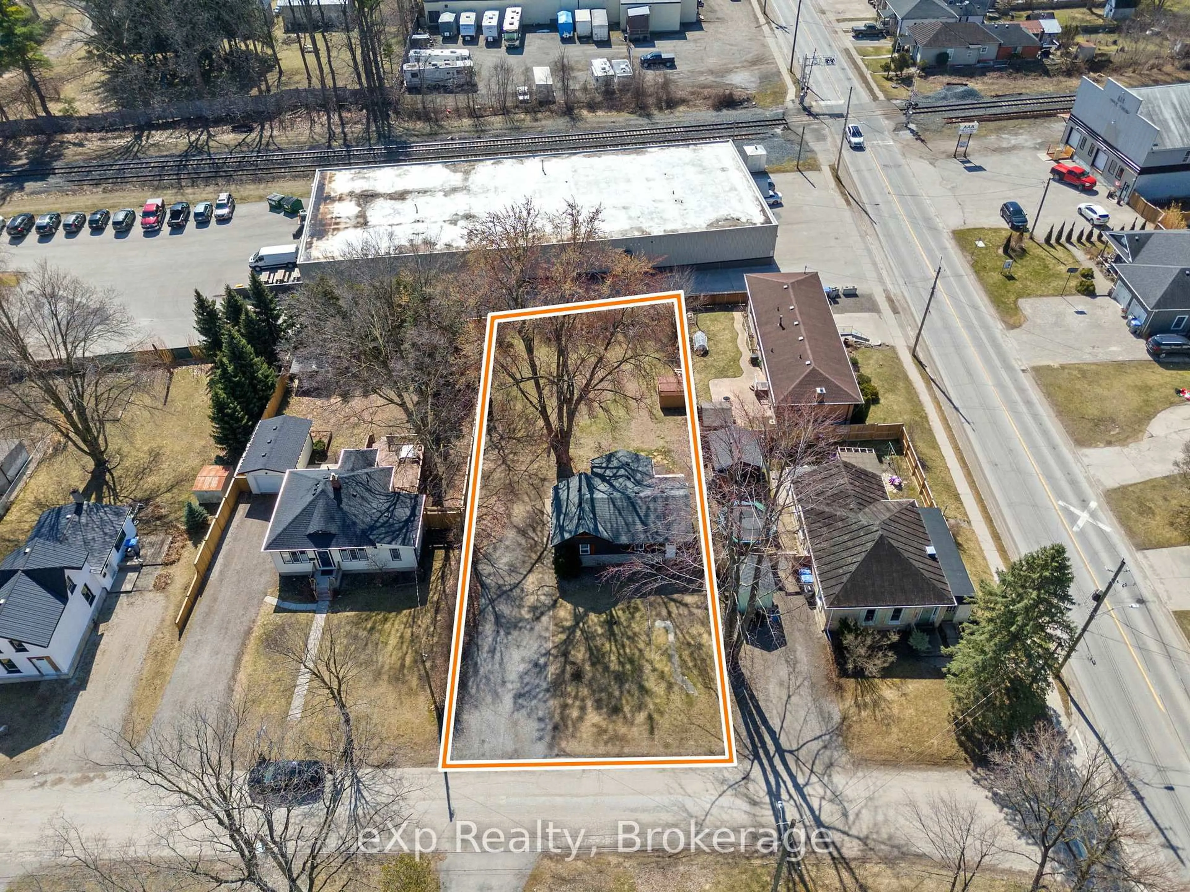 A pic from outside/outdoor area/front of a property/back of a property/a pic from drone, unknown for 236 Sydenham St, Strathroy-Caradoc Ontario N7G 1V3