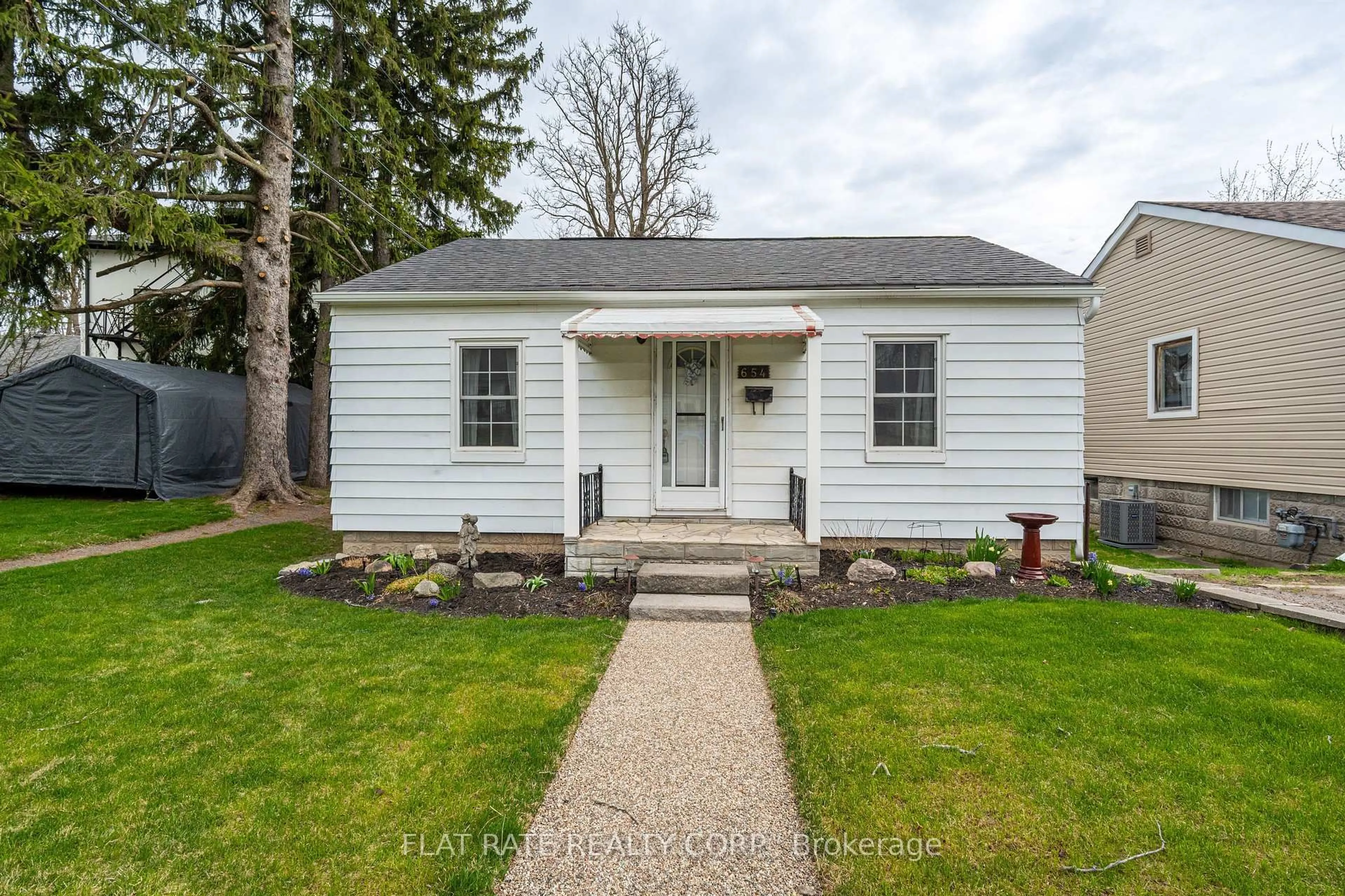 Home with vinyl exterior material, street for 654 STORMONT St, Peterborough Ontario K9H 6A6