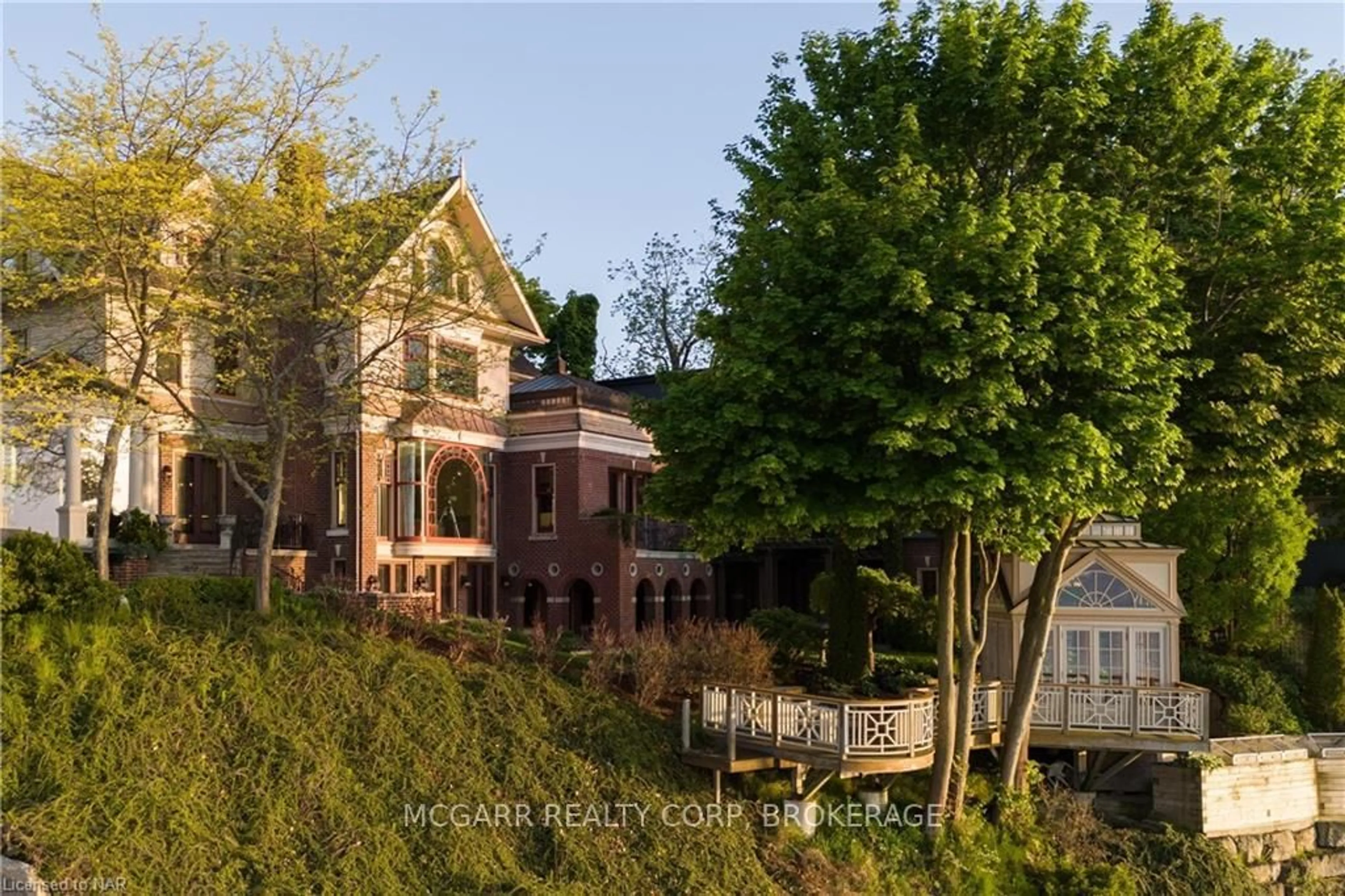 A pic from outside/outdoor area/front of a property/back of a property/a pic from drone, street for 22 Bayview Dr, St. Catharines Ontario L2N 4Y4