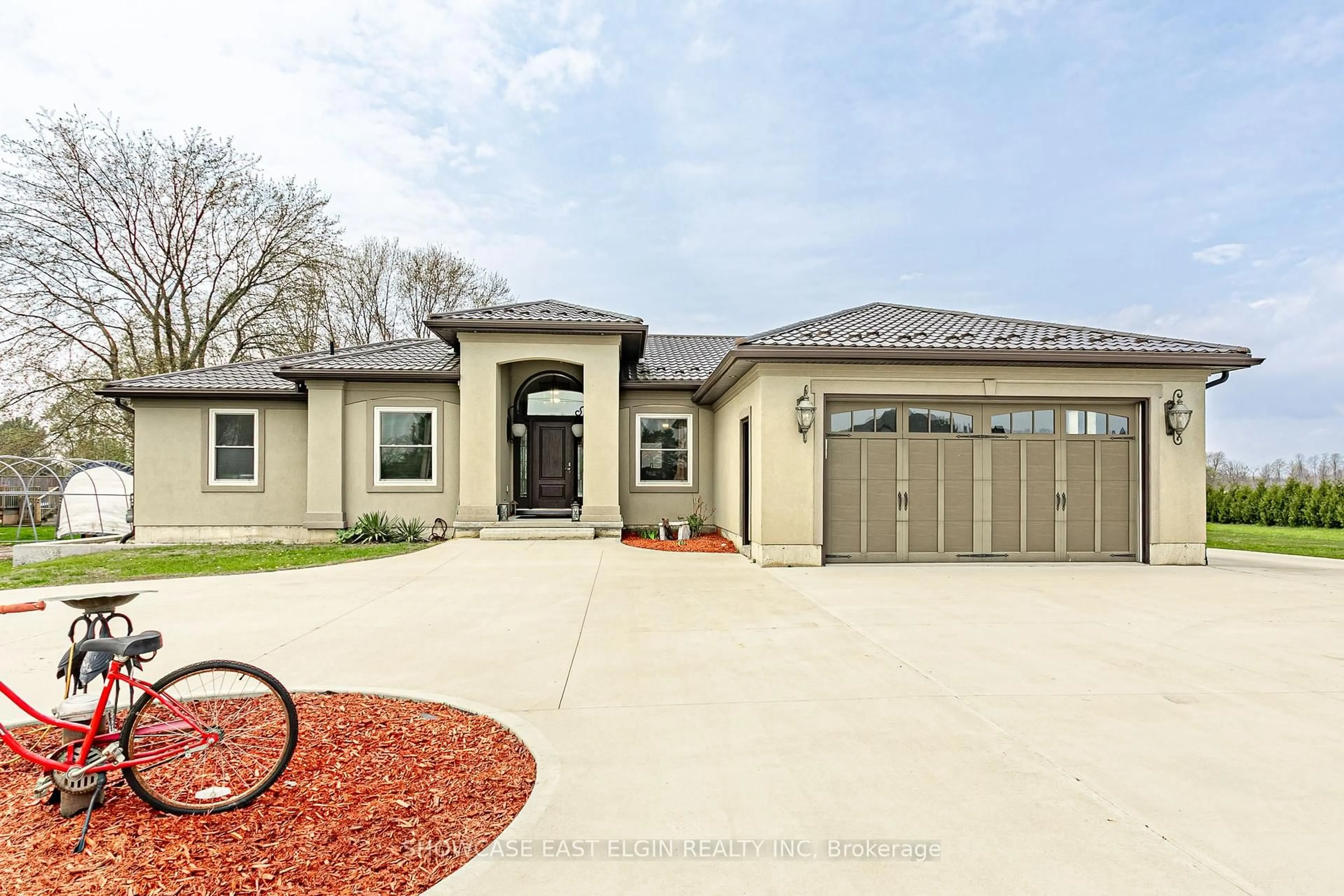 Home with vinyl exterior material, street for 8433 Imperial Rd, Malahide Ontario N5H 2R2