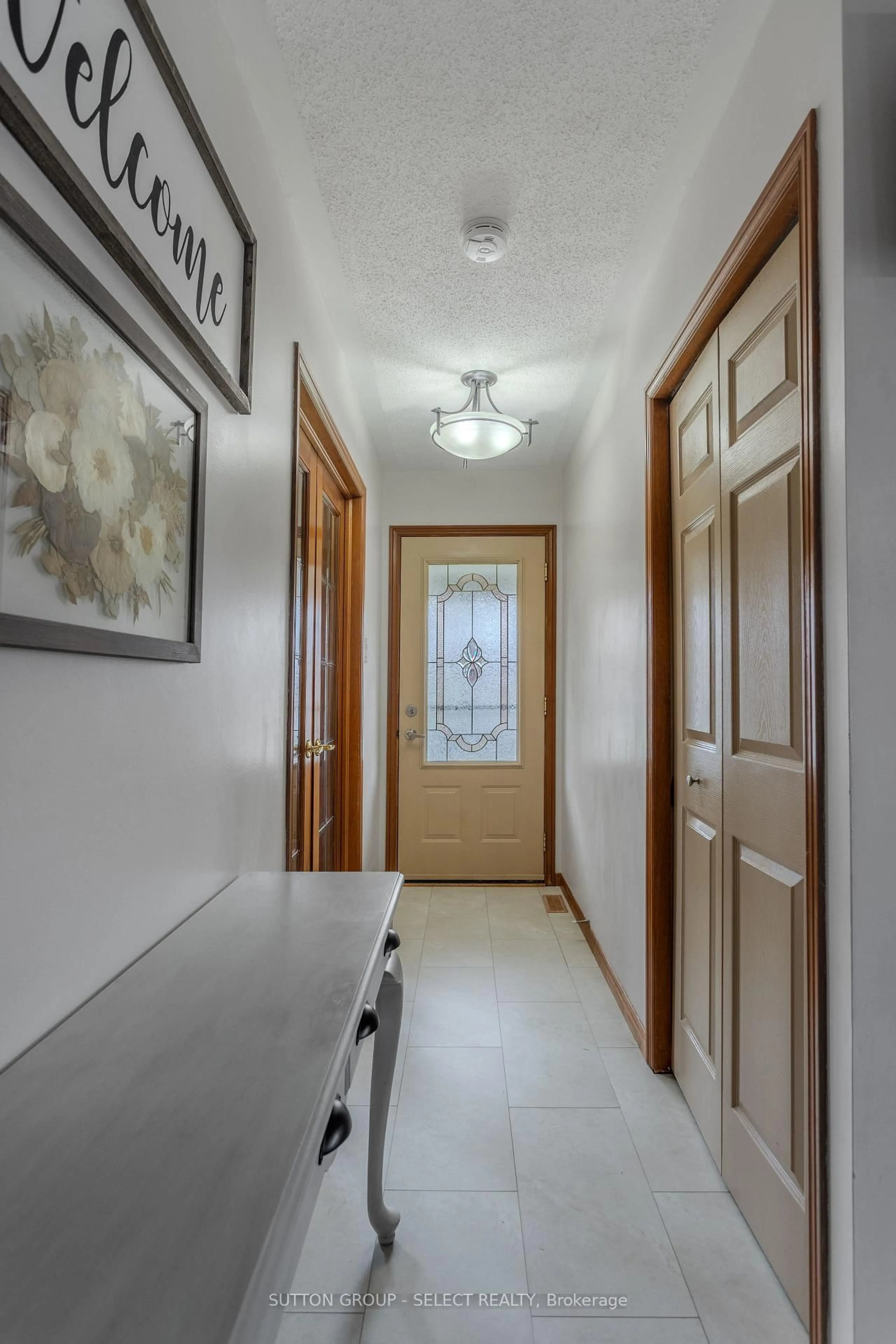 Indoor entryway for 305 BOURNEMOUTH Dr, London East Ontario N5V 4C6