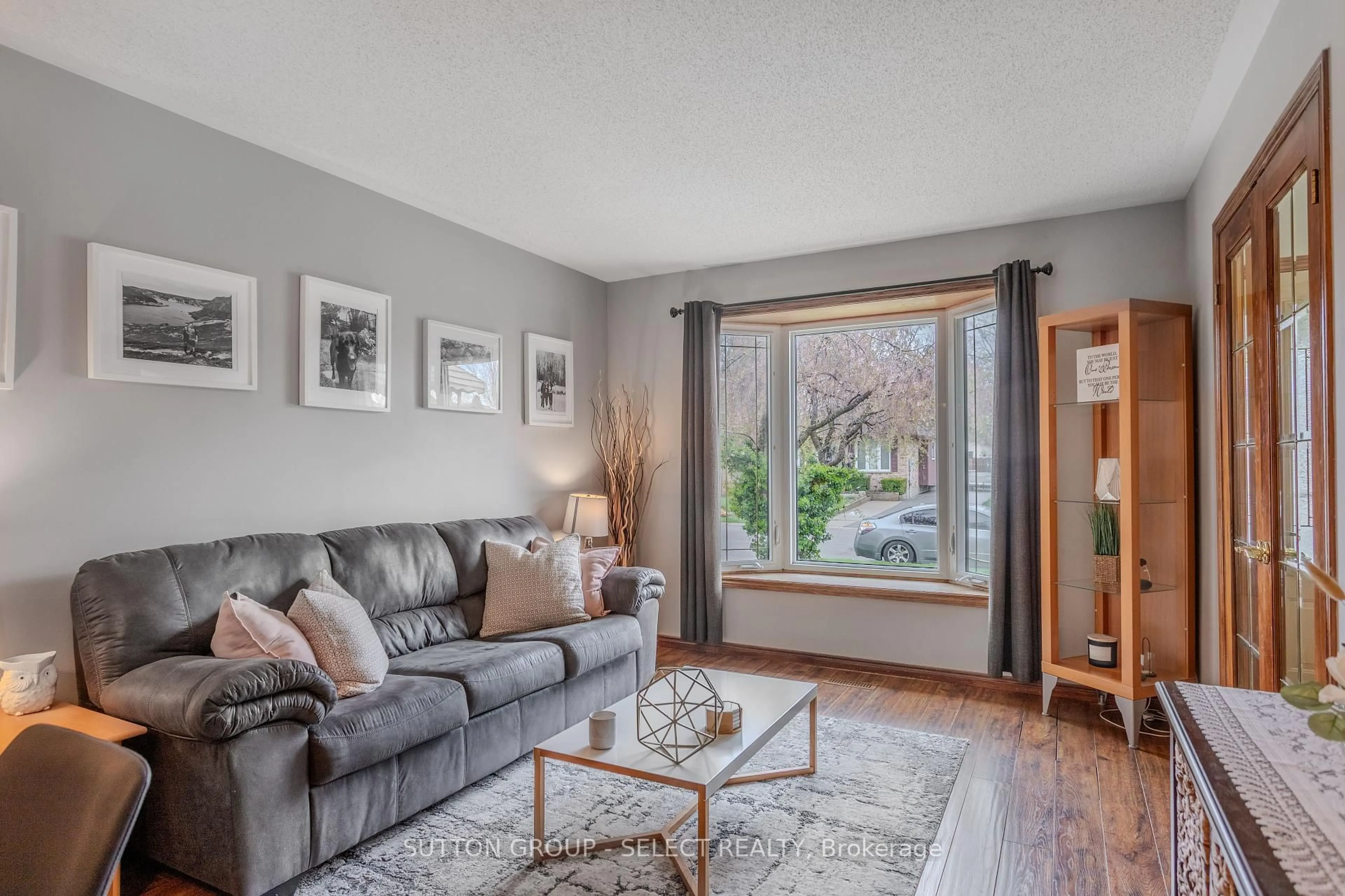 Living room with furniture, unknown for 305 BOURNEMOUTH Dr, London East Ontario N5V 4C6