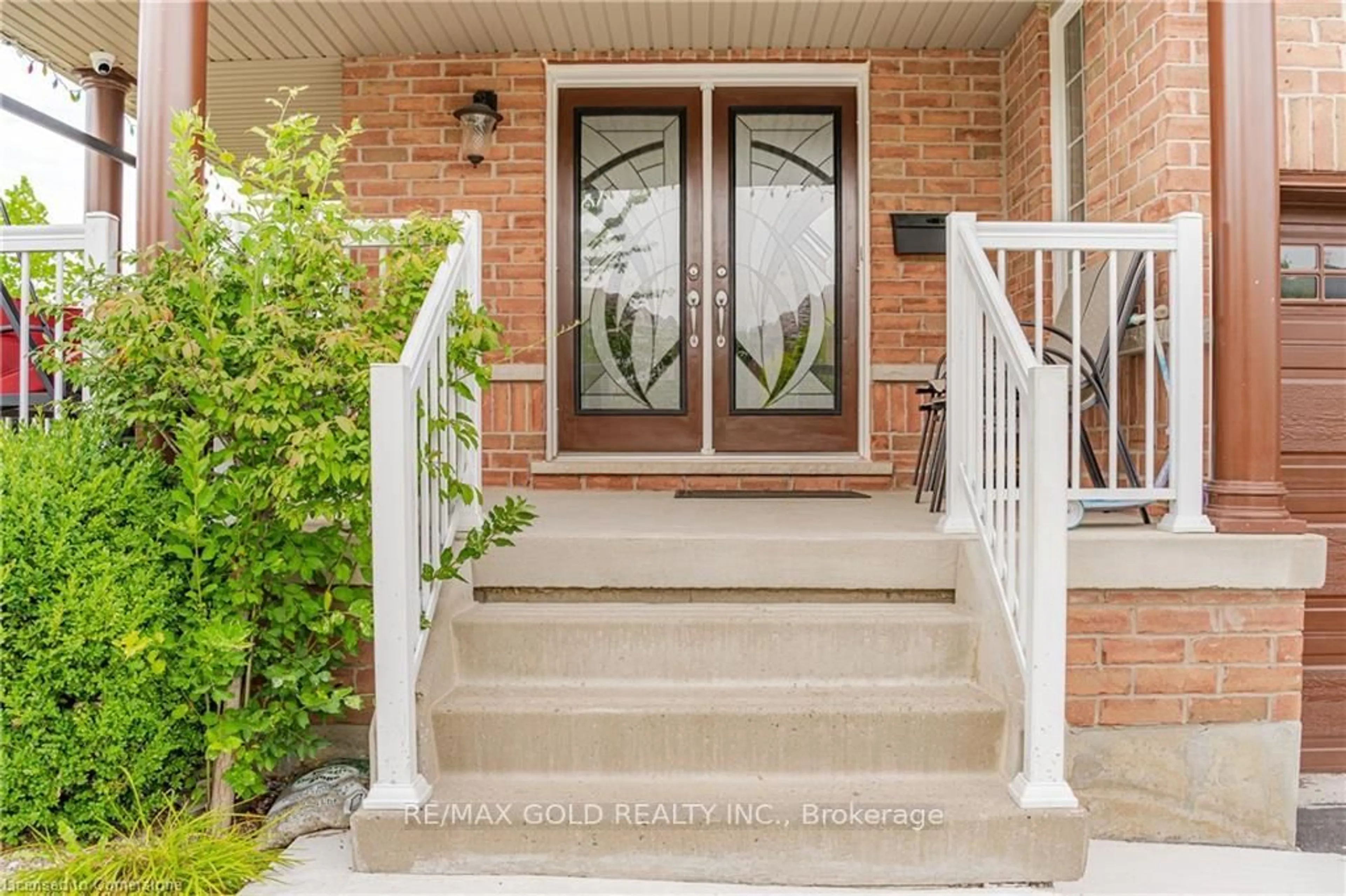 Indoor entryway for 217 Thomas Ave, Brantford Ontario N3S 0E2