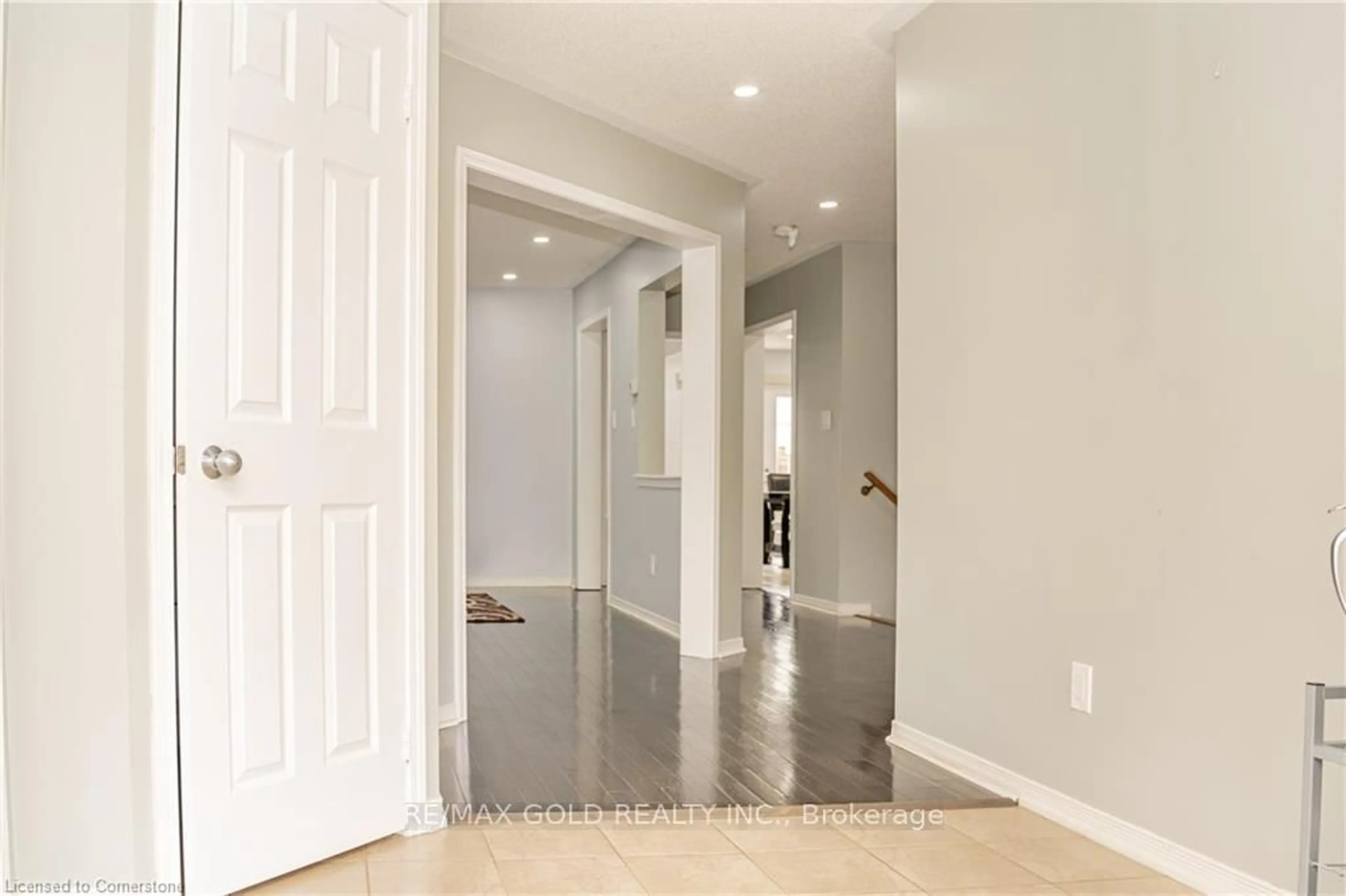 Indoor entryway for 217 Thomas Ave, Brantford Ontario N3S 0E2