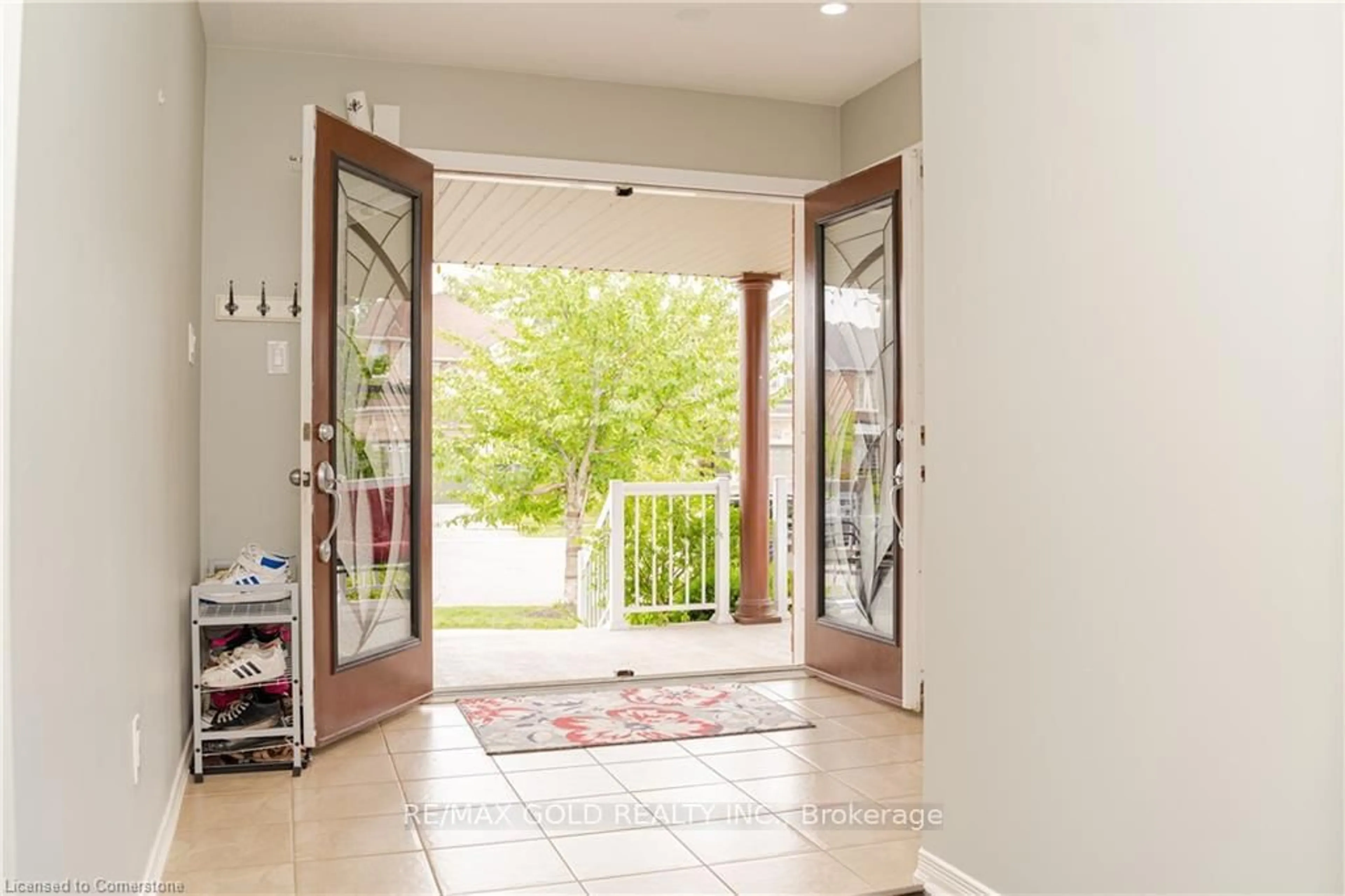 Indoor entryway for 217 Thomas Ave, Brantford Ontario N3S 0E2
