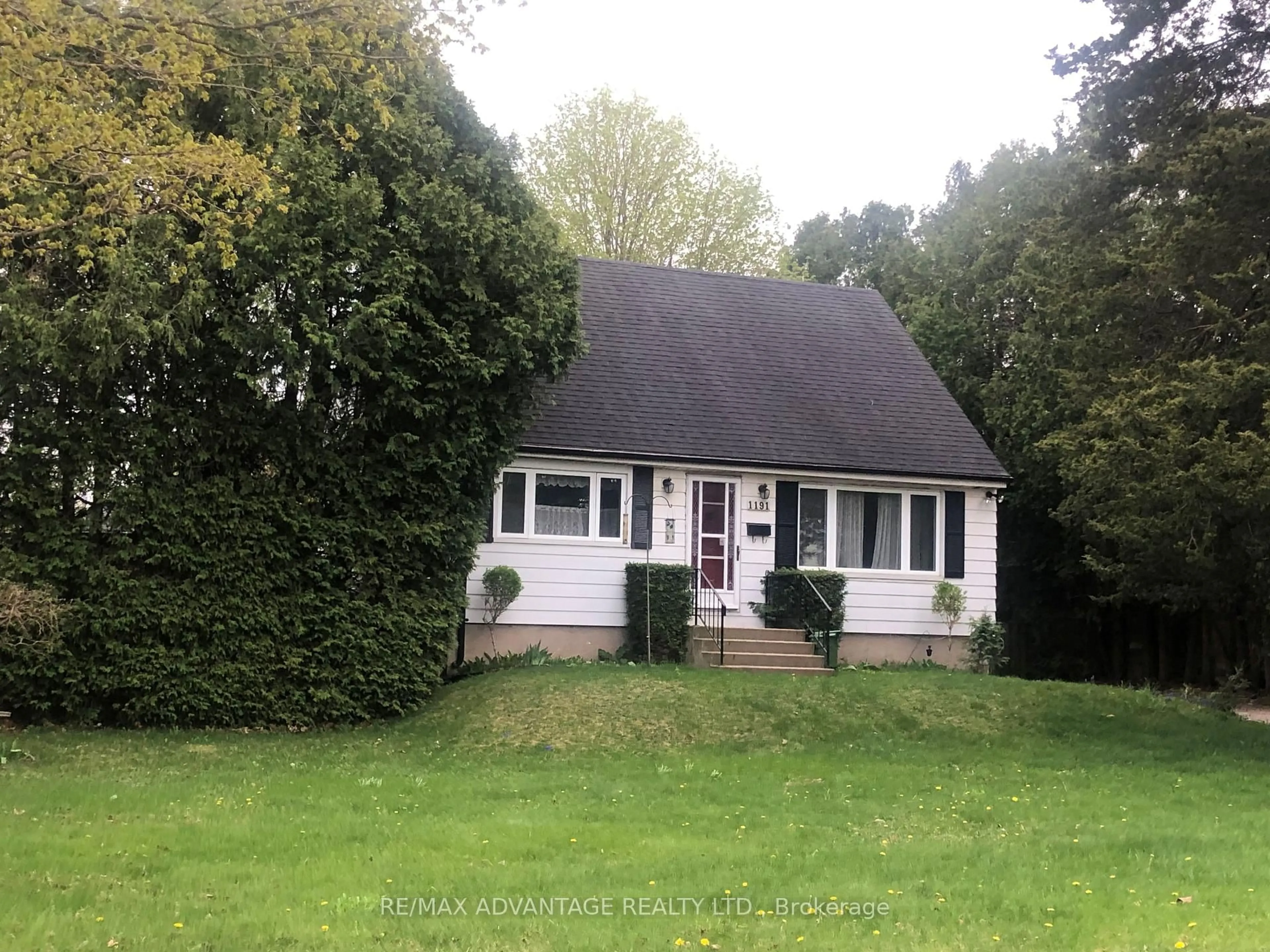 A pic from outside/outdoor area/front of a property/back of a property/a pic from drone, street for 1191 Melsandra Ave, London East Ontario N5Y 4P1