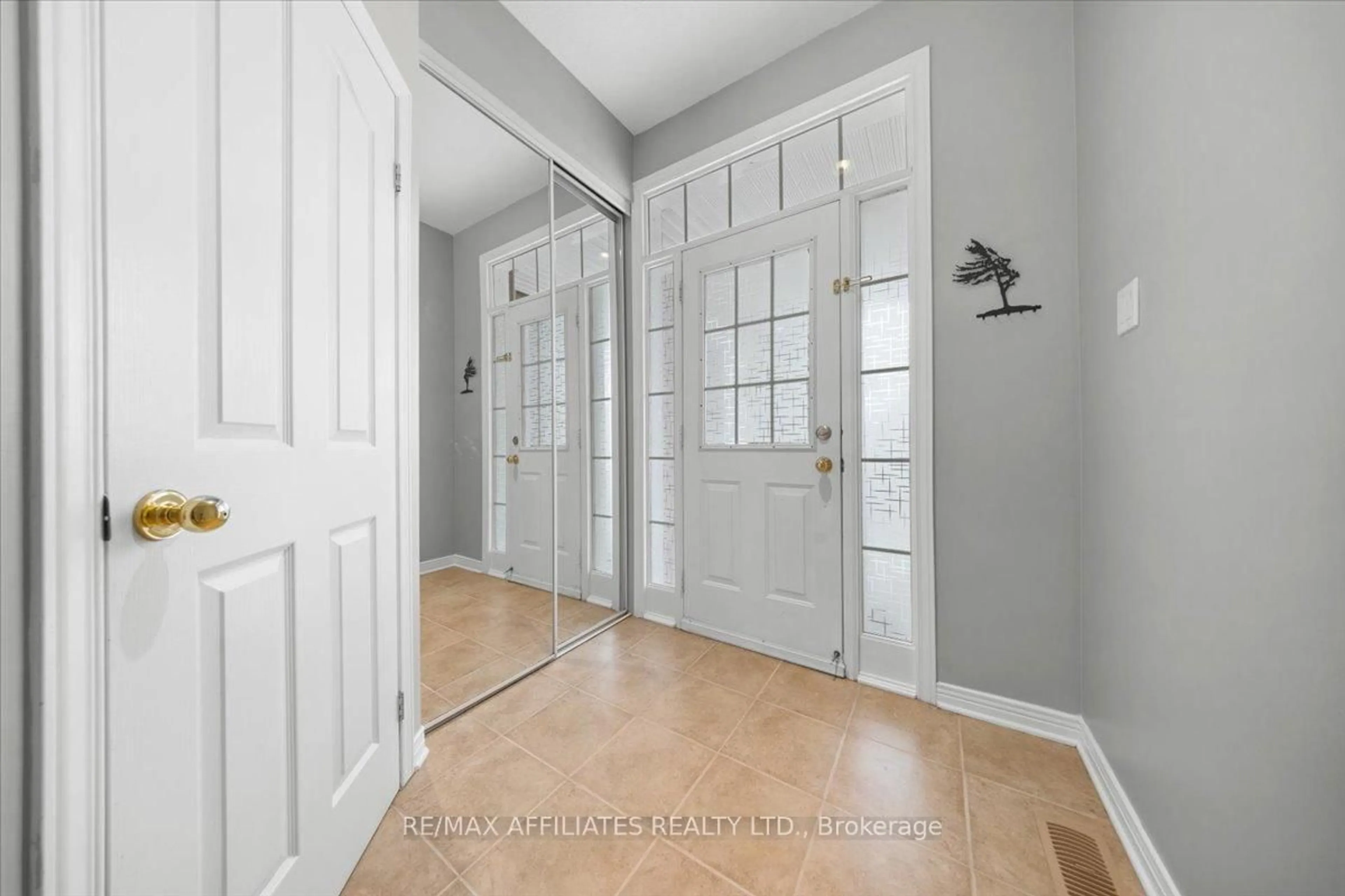 Indoor entryway for 980 Lucille Way, Ottawa Ontario K4A 4J2