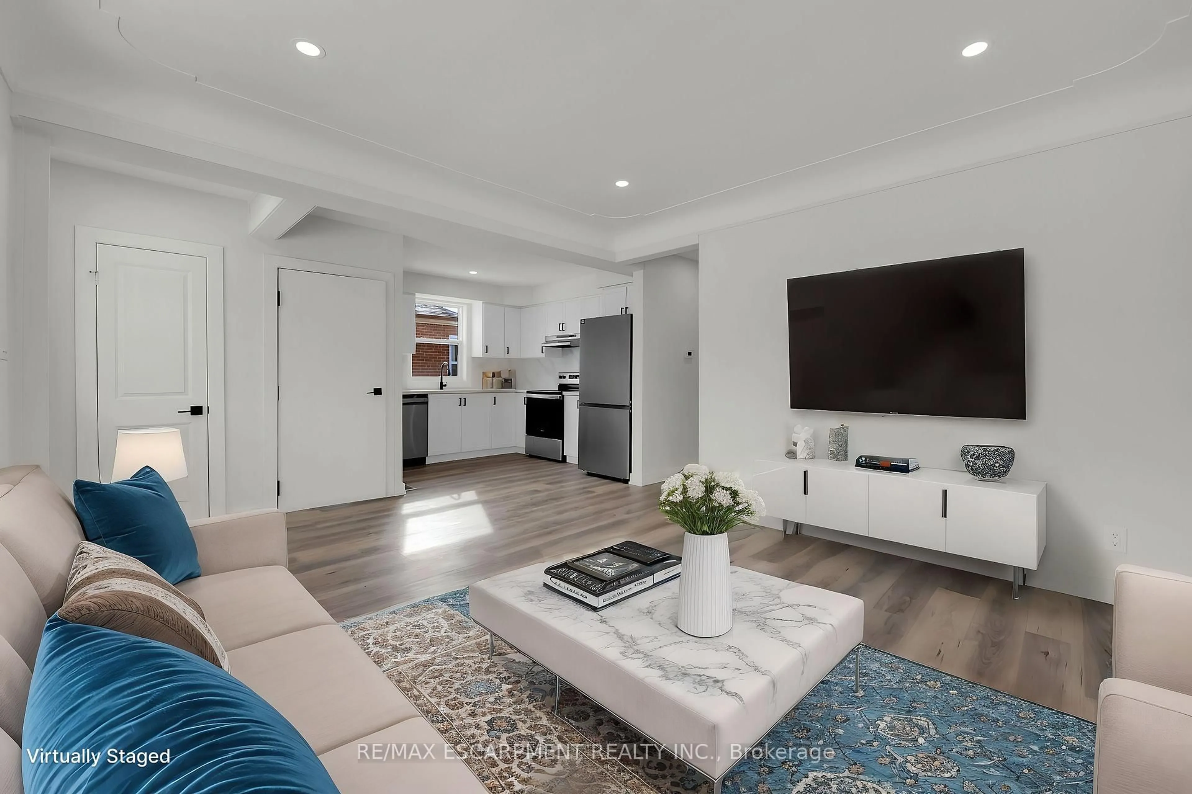 Living room with furniture, unknown for 178 East 34th St, Hamilton Ontario L8V 3W6