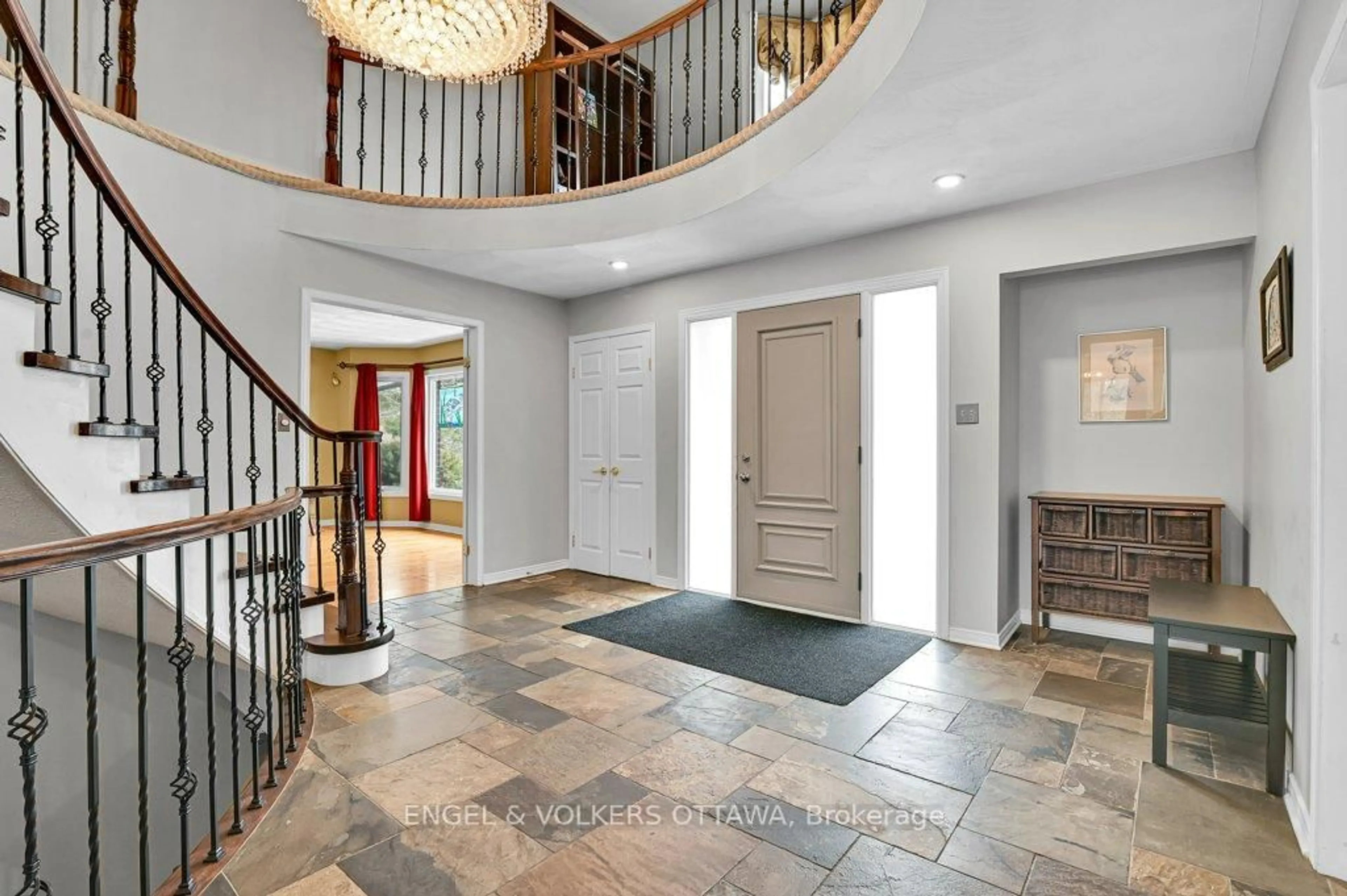 Indoor entryway for 1106 Bravar Dr, Manotick Ontario K4M 1G2