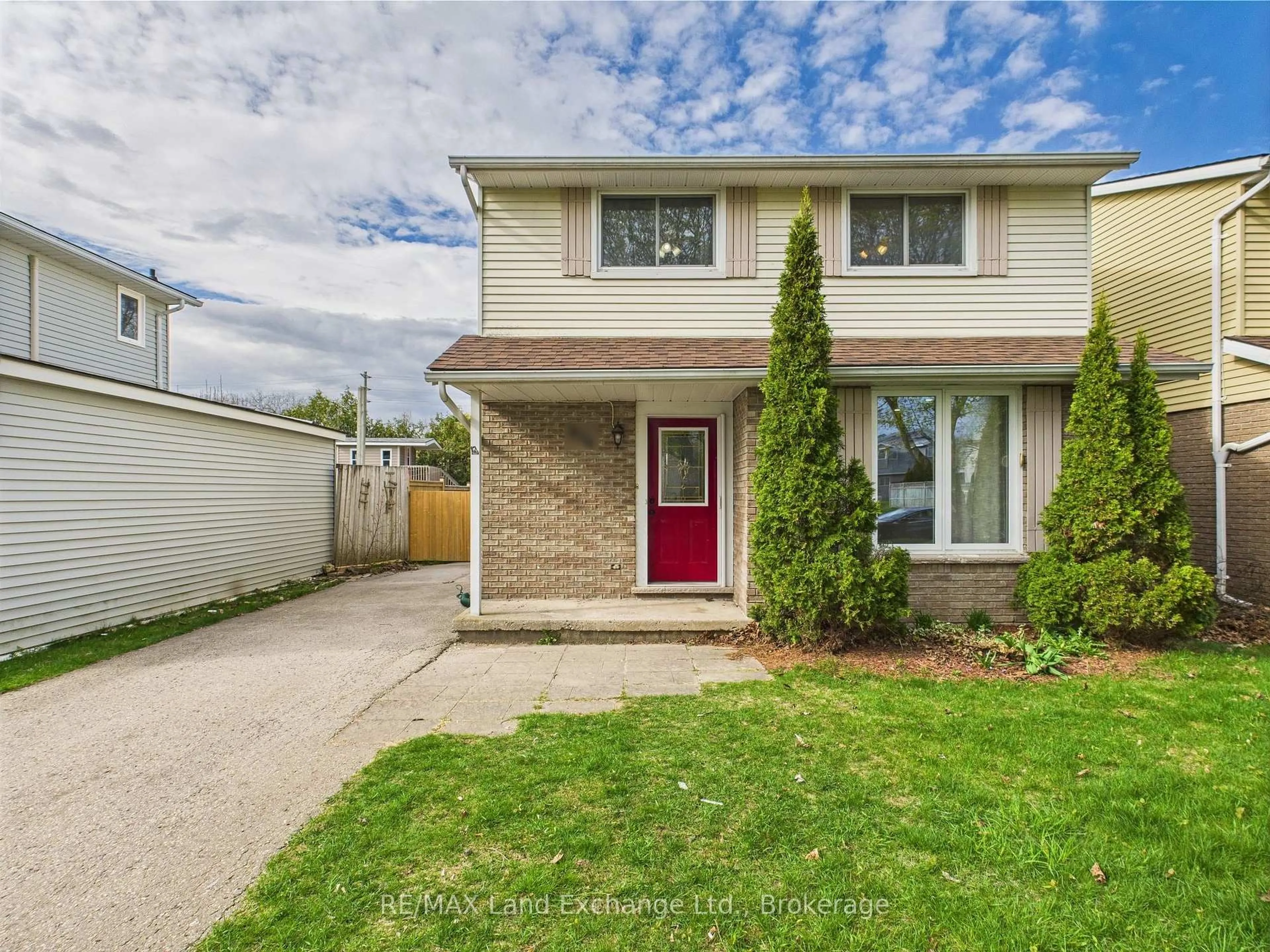 Home with vinyl exterior material, street for 634 Mackendrick Dr, Kincardine Ontario N2Z 1R1