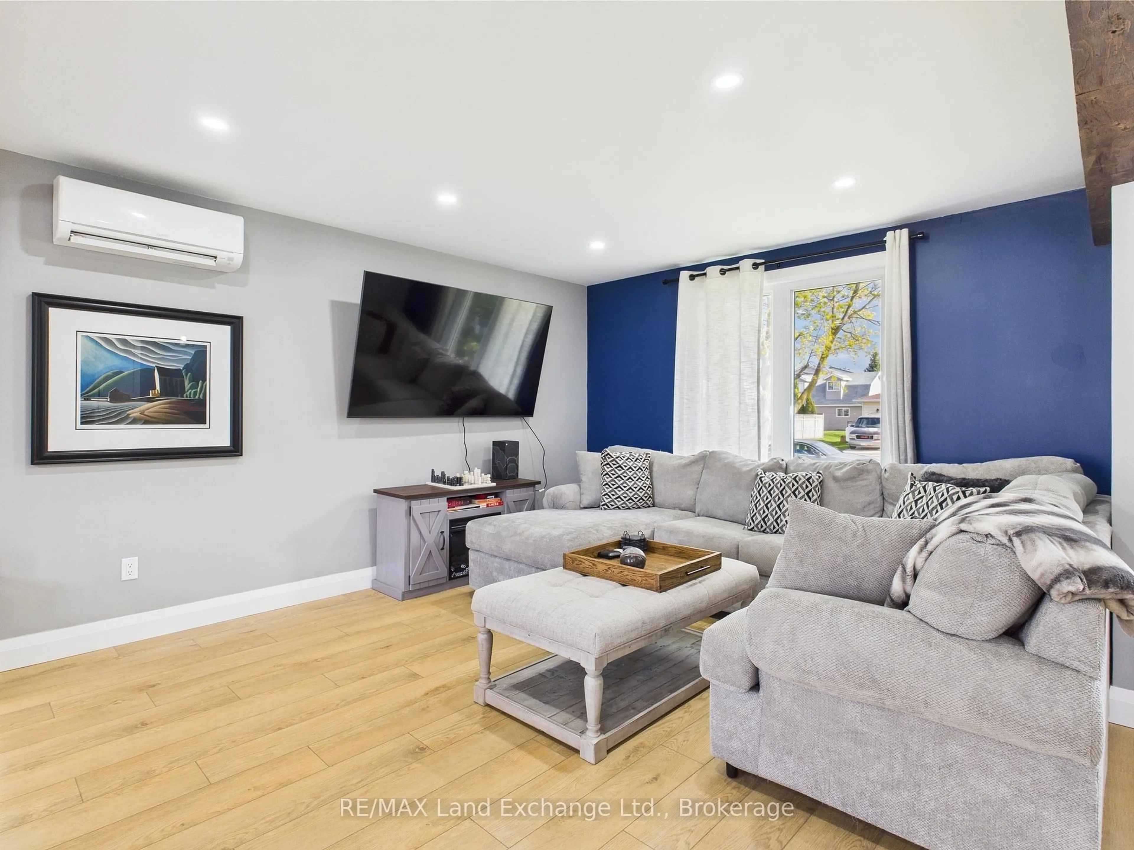 Living room with furniture, unknown for 634 Mackendrick Dr, Kincardine Ontario N2Z 1R1