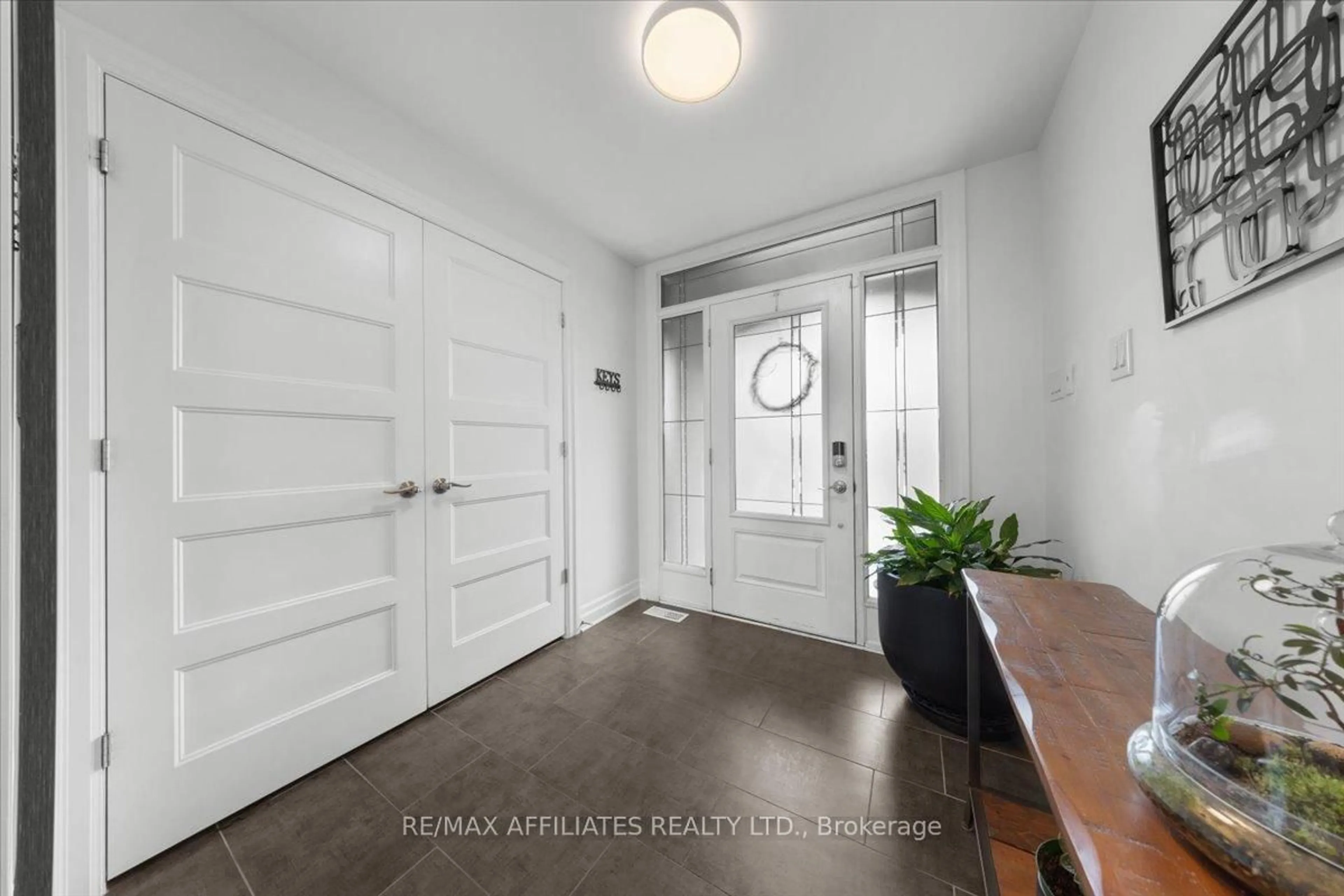 Indoor entryway for 375 Hepatica Way, Ottawa Ontario K4A 0Z1