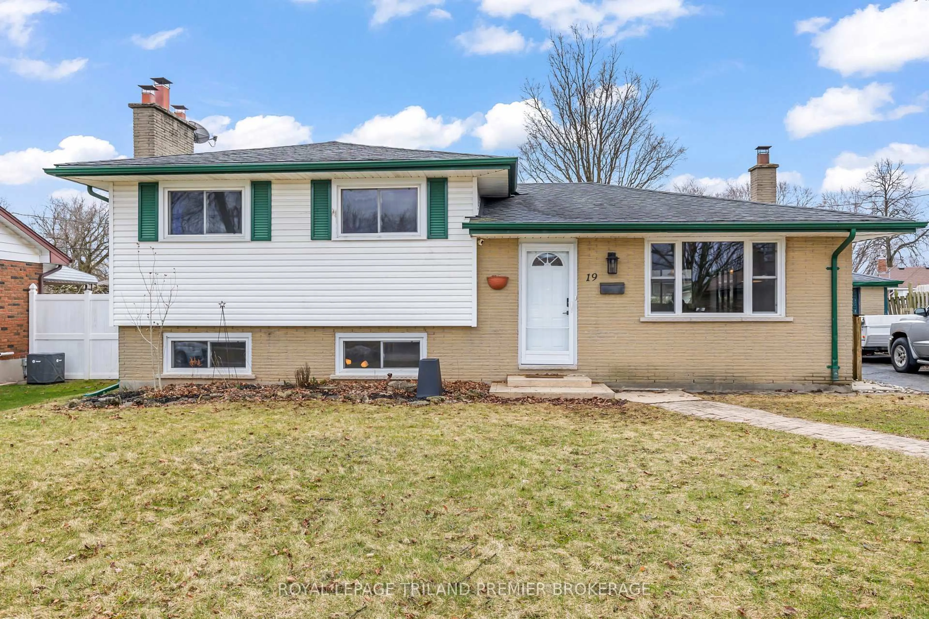 Home with vinyl exterior material, street for 19 Curtis Ave, London South Ontario N5Z 4E9