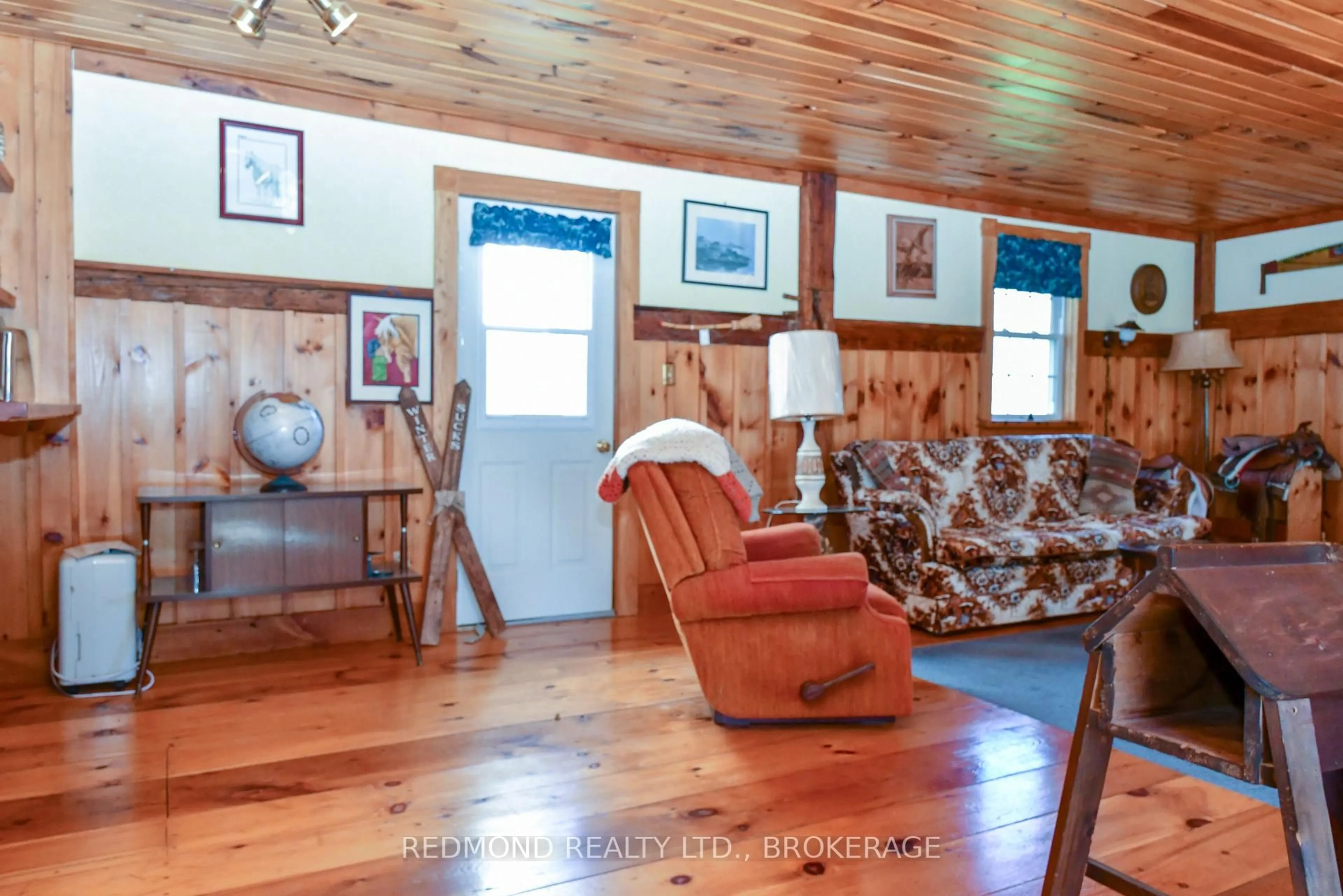 Living room with furniture, wood/laminate floor for 601 Kyes Rd, Front of Leeds & Seeleys Bay Ontario K0E 1L0