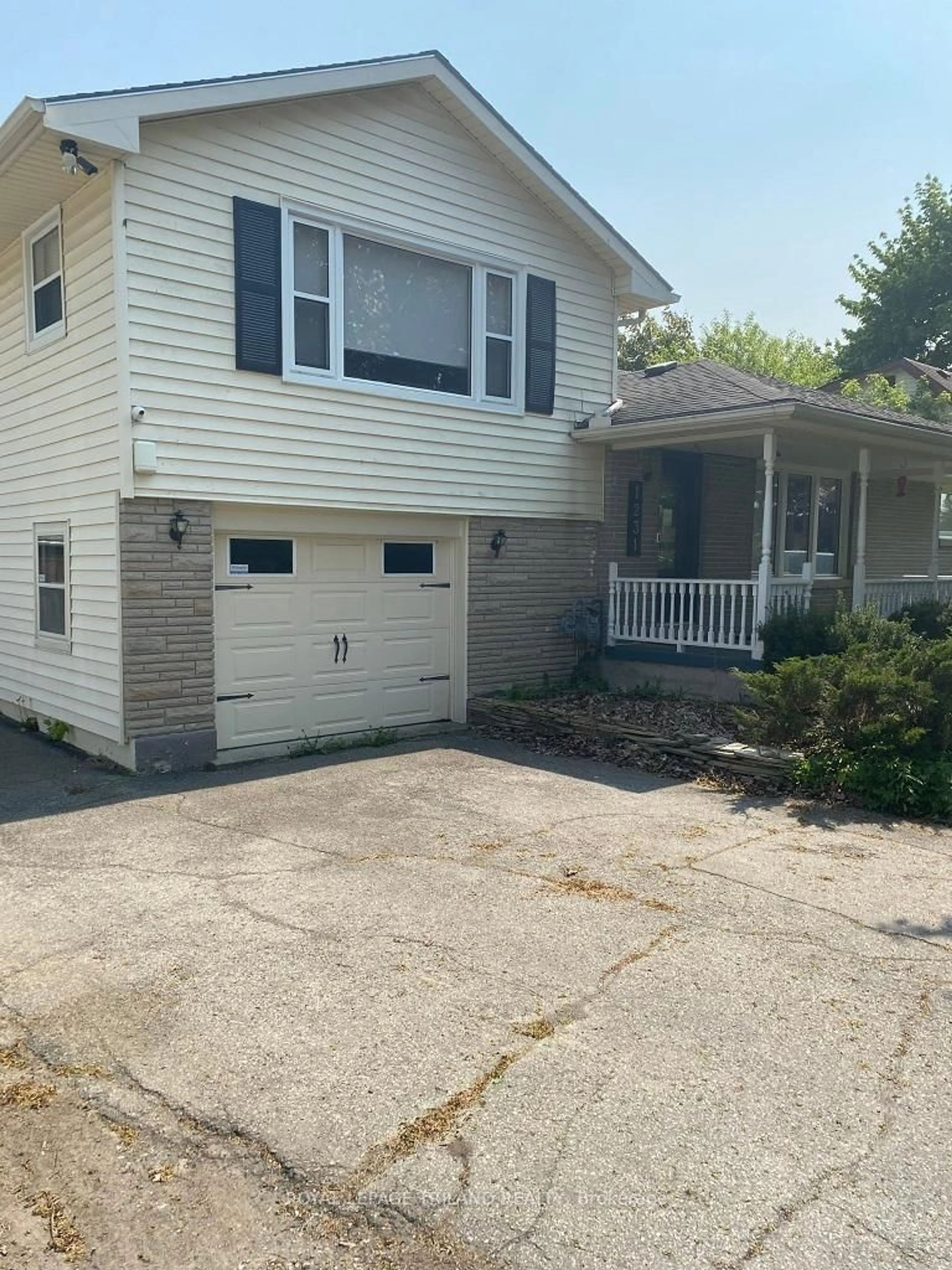 Home with vinyl exterior material, street for 1231 SUNNINGDALE Rd, London North Ontario N5X 4B1
