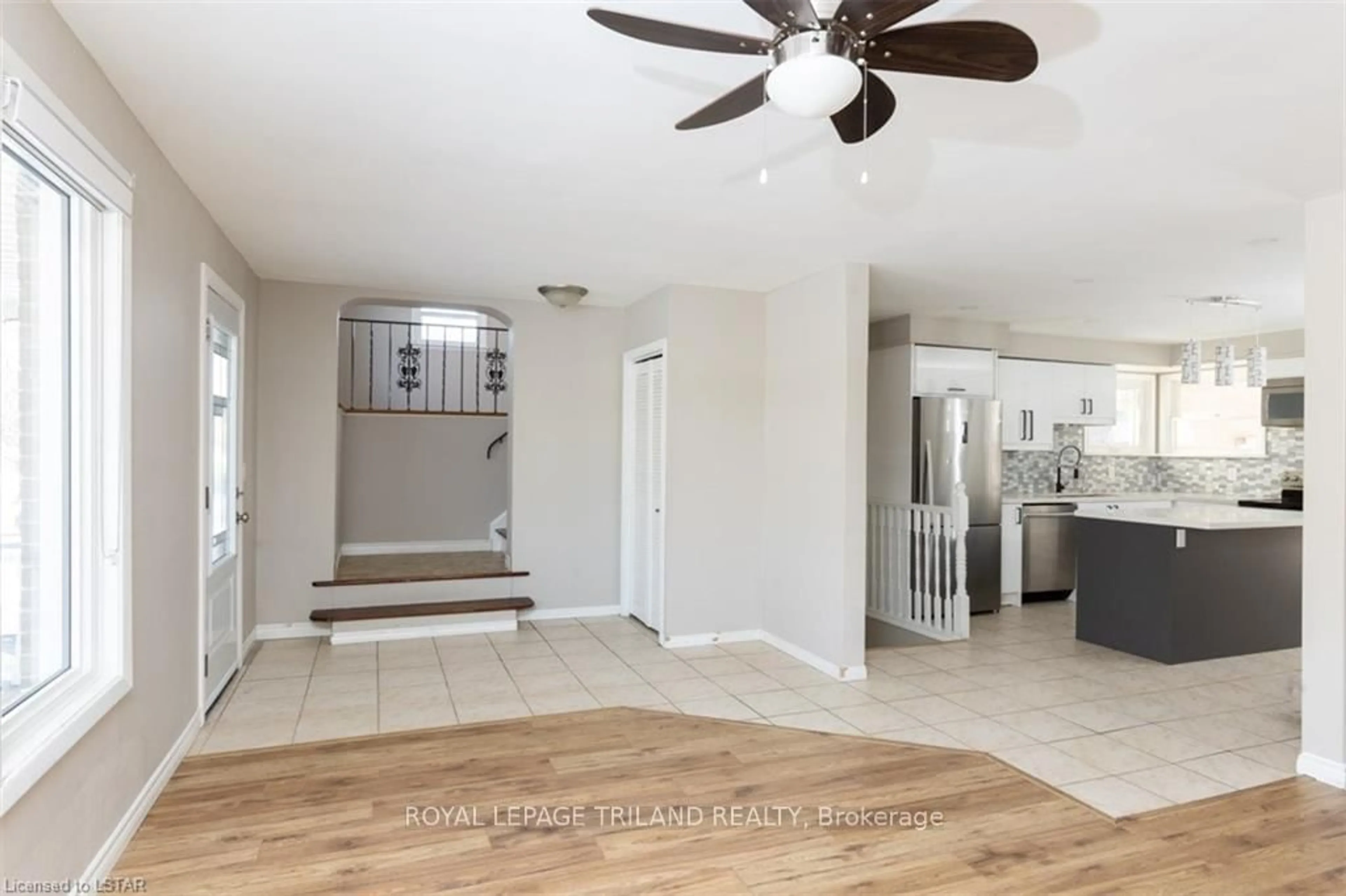 Indoor entryway for 1231 SUNNINGDALE Rd, London North Ontario N5X 4B1