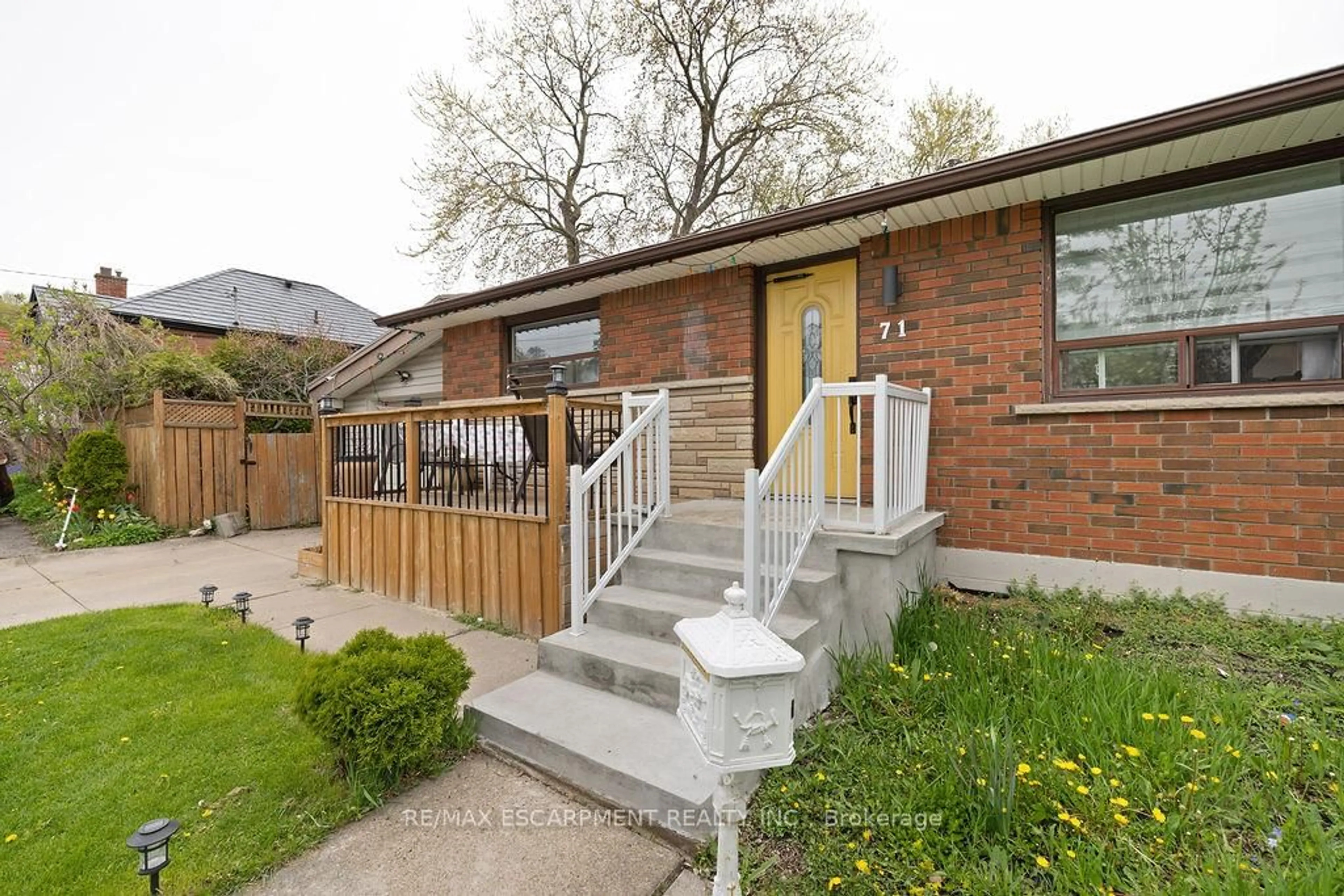 Home with brick exterior material, street for 71 Montrose Ave, Hamilton Ontario L8K 4Y3