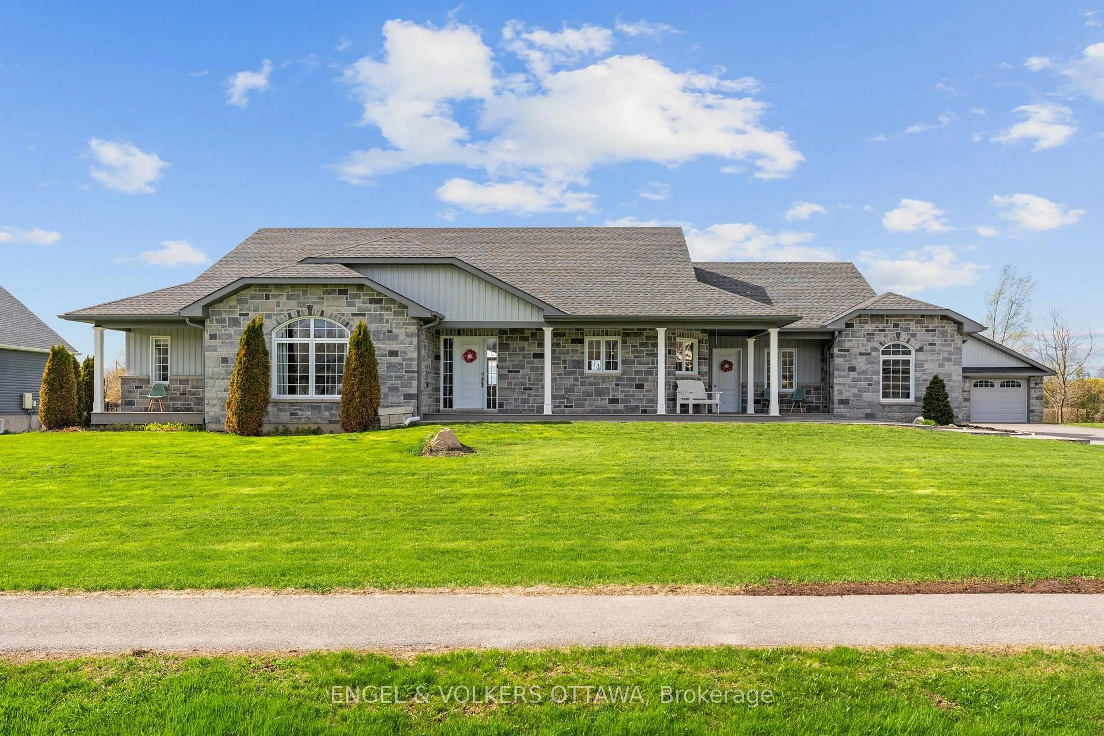 Home with brick exterior material, unknown for 5567 Lombardy Dr, Osgoode Ontario K0A 2W0