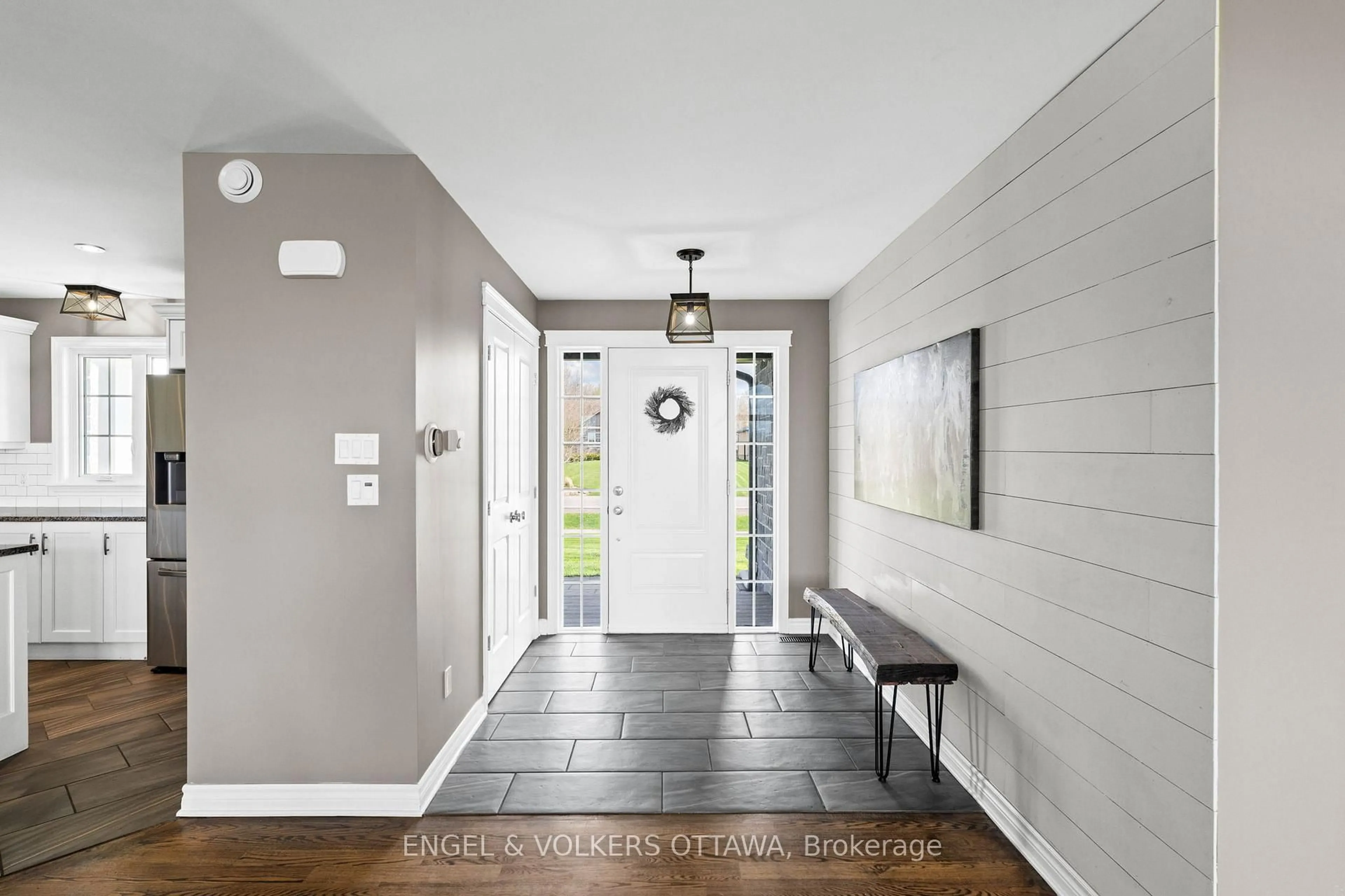 Indoor entryway for 5567 Lombardy Dr, Osgoode Ontario K0A 2W0