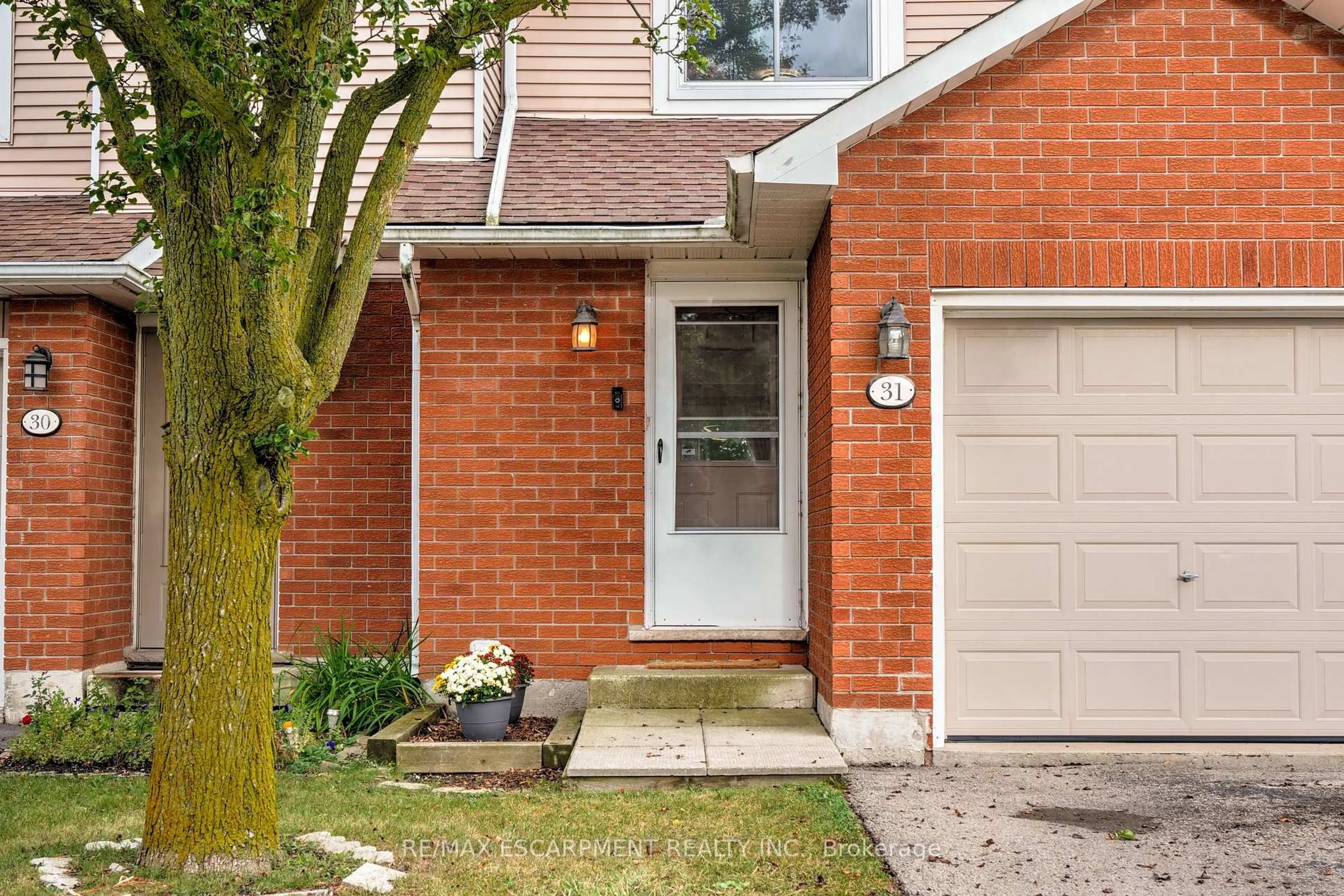 Home with brick exterior material, street for 386 Highland Rd #31, Hamilton Ontario L8J 3P9