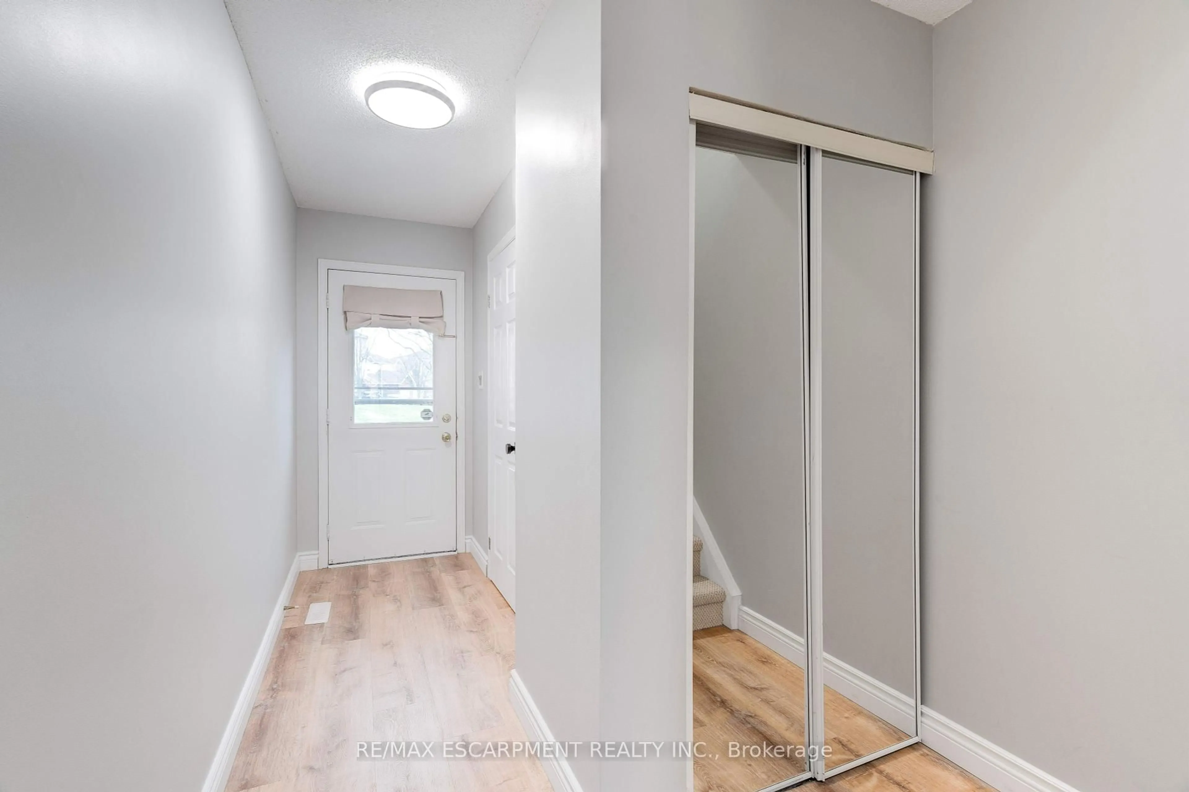 Indoor entryway for 386 Highland Rd #31, Hamilton Ontario L8J 3P9