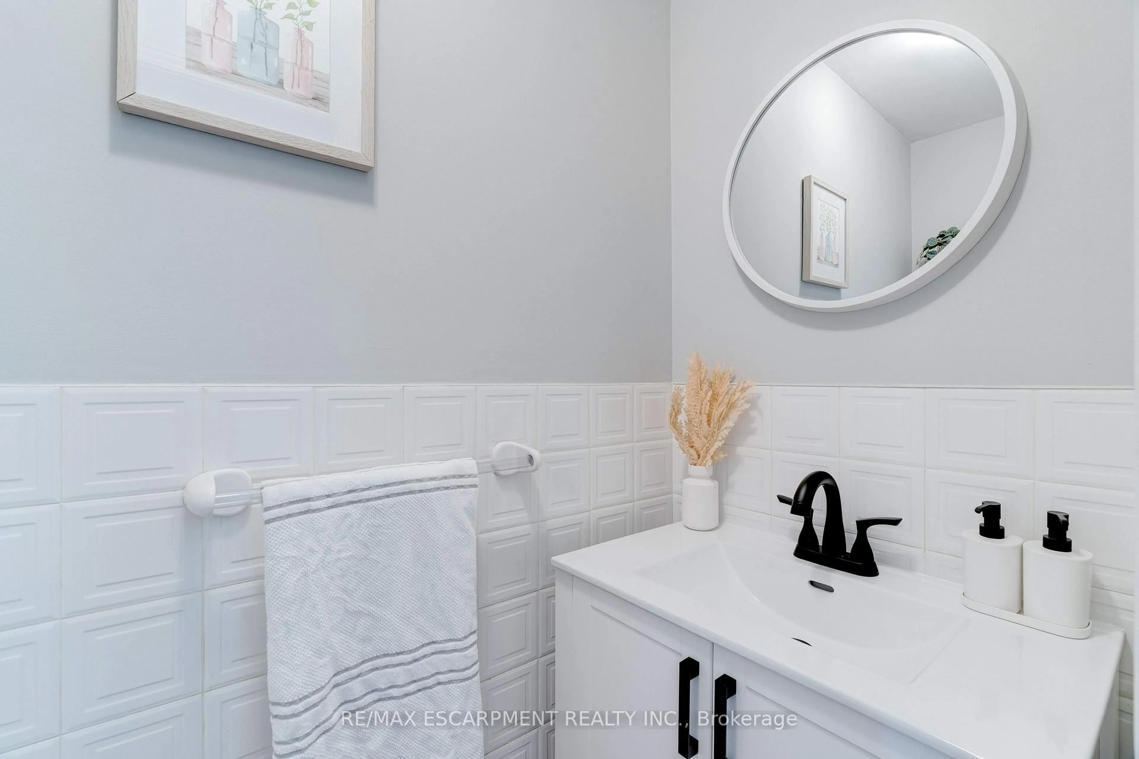 Standard bathroom, ceramic/tile floor for 386 Highland Rd #31, Hamilton Ontario L8J 3P9